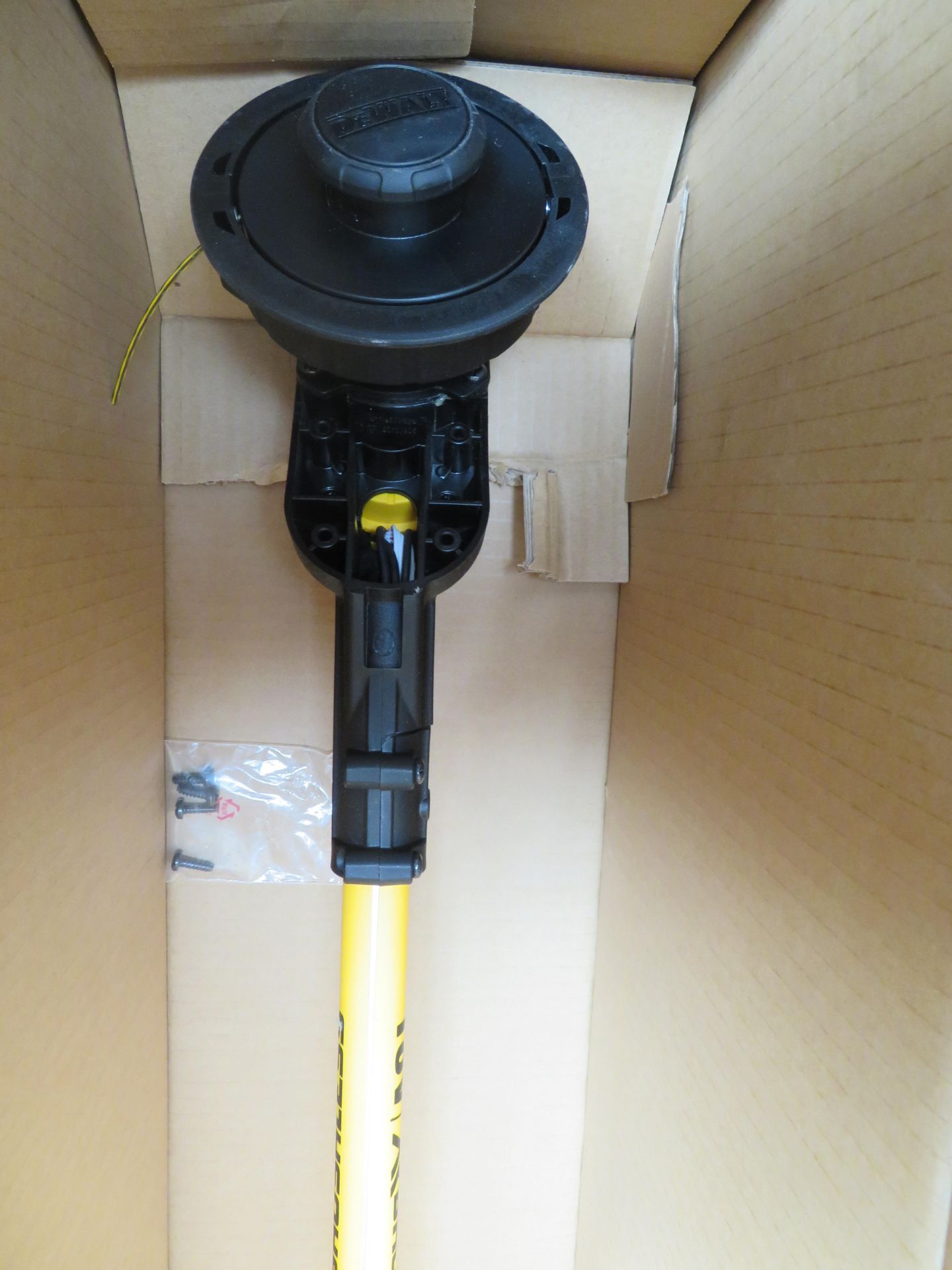 (A6) Dewalt Dcm561P1-Gb 18V 5.0Ah Li-Ion Xr Brushless Cordless Line Trimmer - New Condition, - Bild 6 aus 6