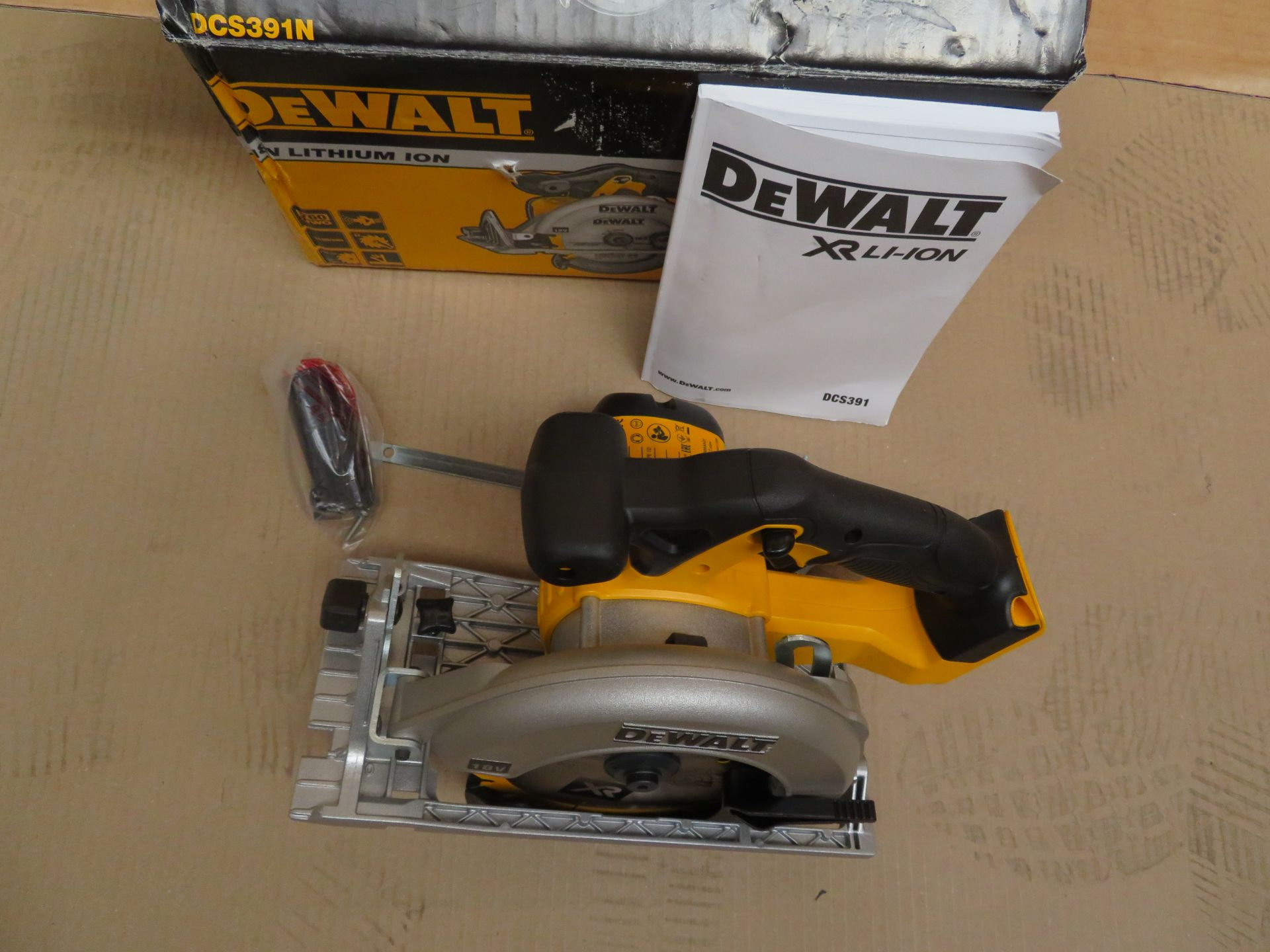 (A16) Dewalt Dcs391N 18V Xr Li-Ion Circular Saw 165Mm Bare Unit - New Condition, Slightly Tattybox. - Bild 3 aus 5