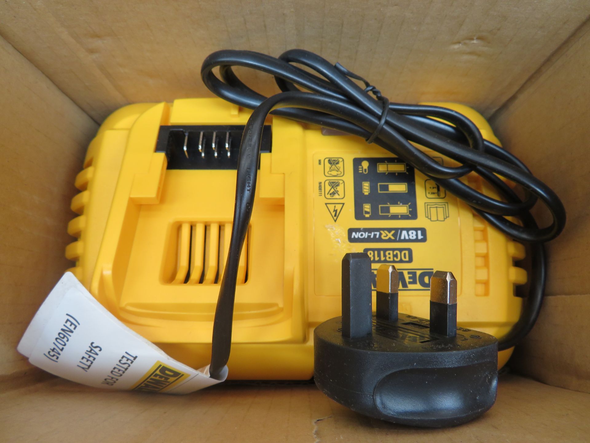 (A22) Dewalt Dcb118-Gb Xr Multi-Voltage Fast Charger- New Condition, Slightly Tatty Box. - Bild 3 aus 4