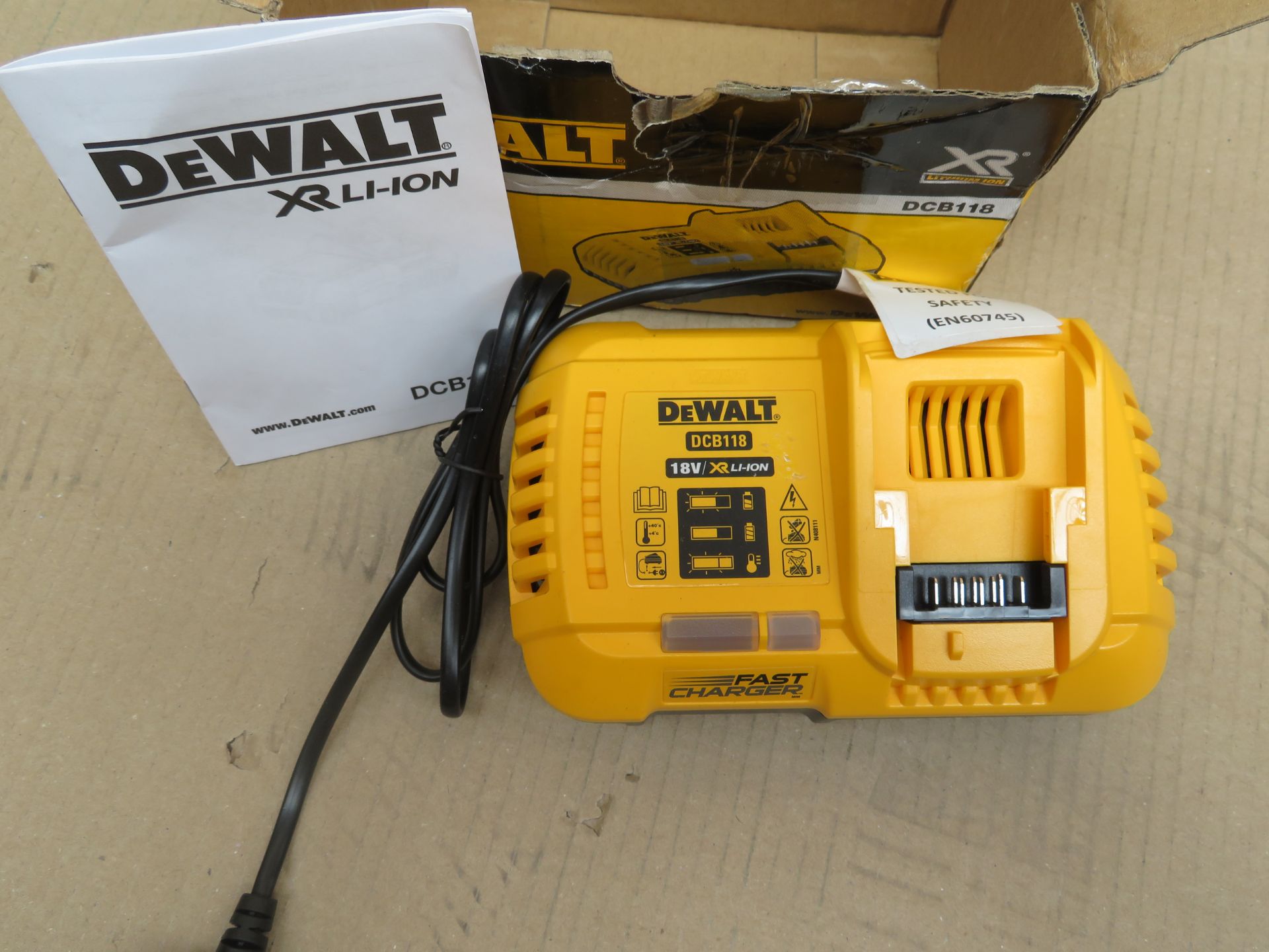 (A22) Dewalt Dcb118-Gb Xr Multi-Voltage Fast Charger- New Condition, Slightly Tatty Box. - Bild 4 aus 4