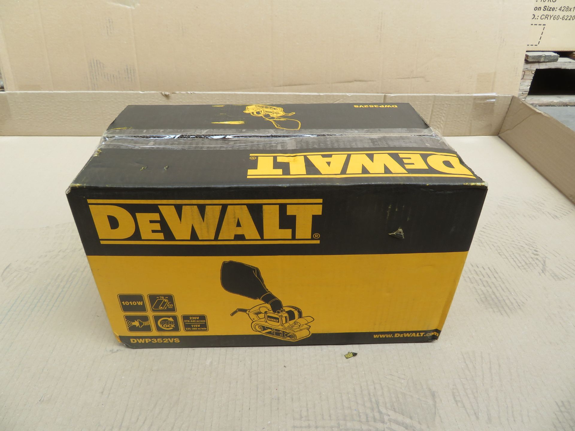 (A17) Dewalt Dwp352Vs-Gb 3" Belt Sander 240V - New Condition, Slightly Tatty Box. - Bild 2 aus 5