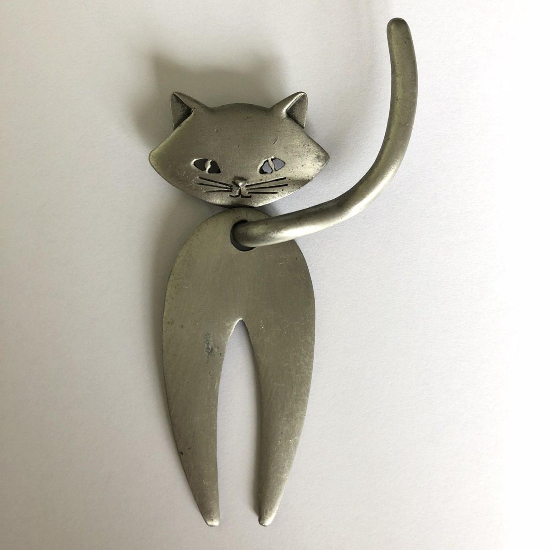 Vintage Signed JJ pewter Long Tailed Articulated Cat Brooch/Pin Body Moves