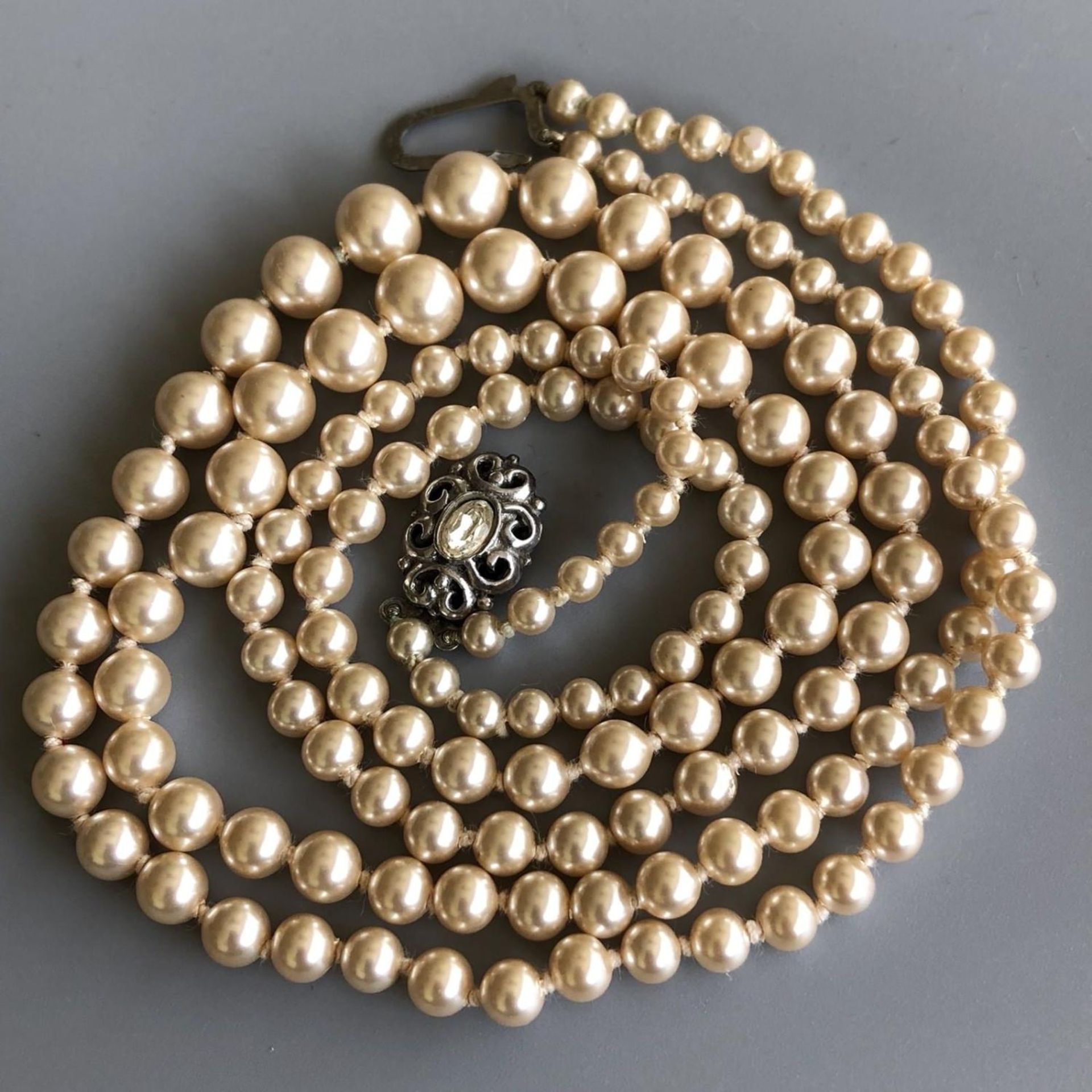 Fine quality vintage faux pearl twin strand 16" necklace with solid SILVER clasp - Bild 4 aus 5