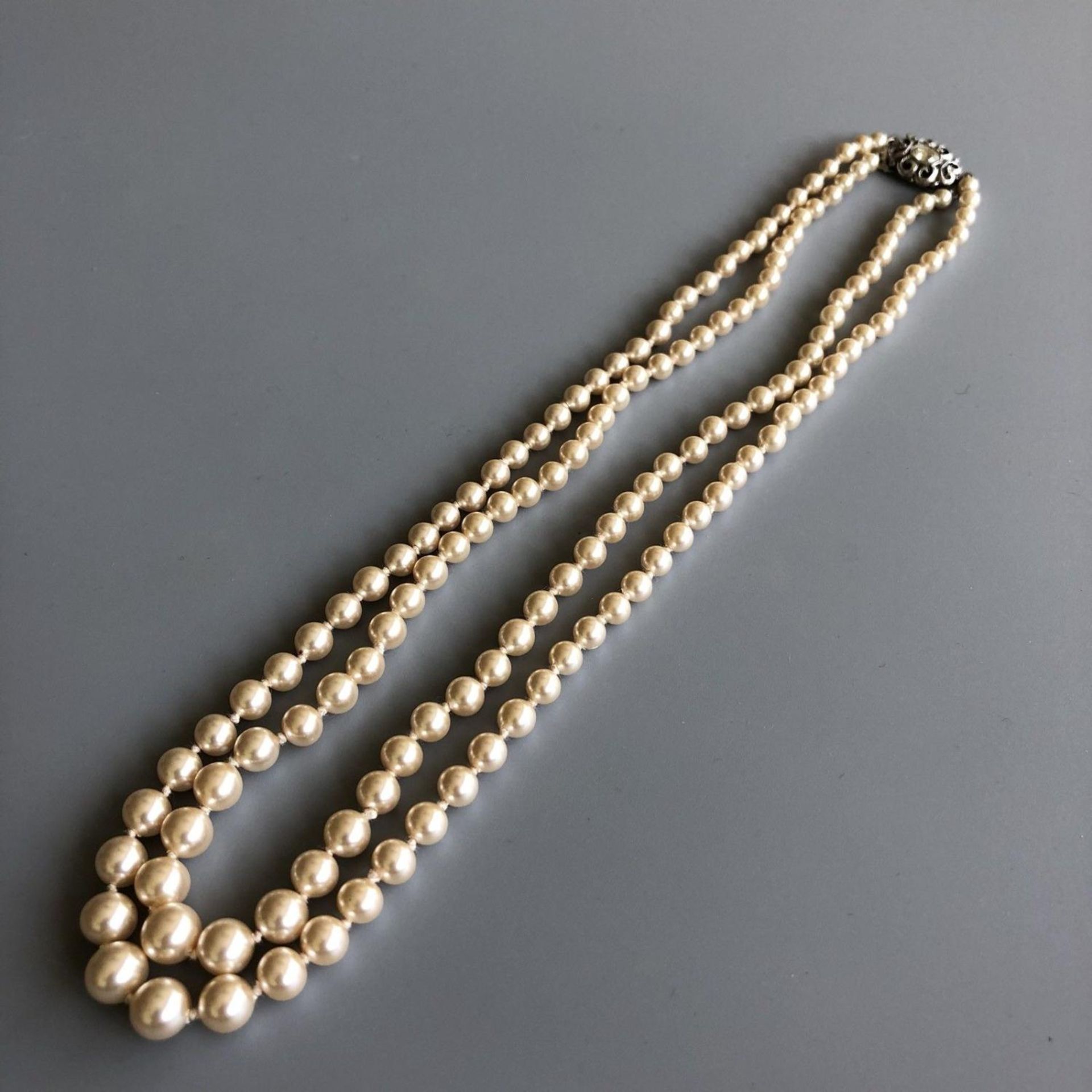 Fine quality vintage faux pearl twin strand 16" necklace with solid SILVER clasp - Bild 5 aus 5