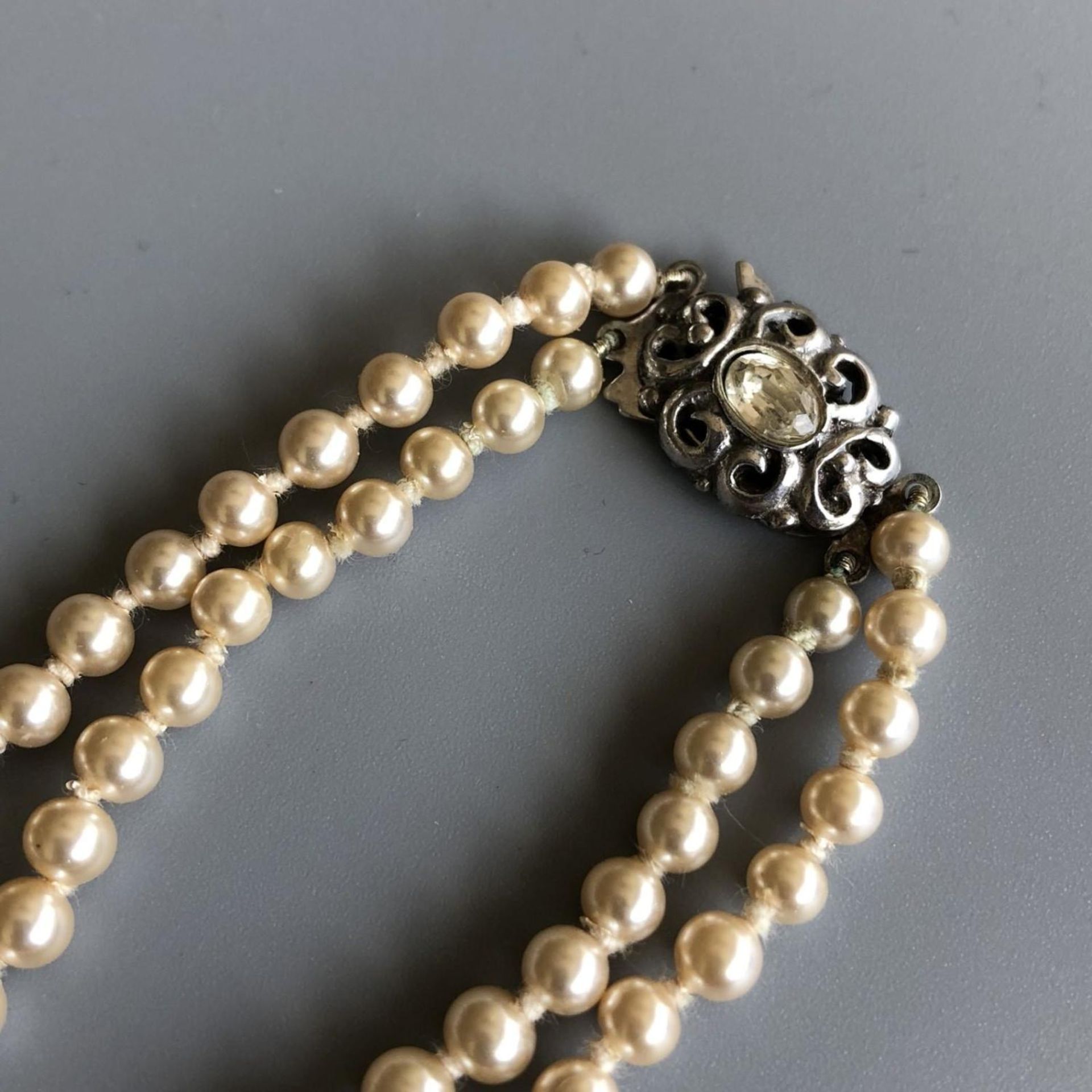 Fine quality vintage faux pearl twin strand 16" necklace with solid SILVER clasp - Bild 2 aus 5