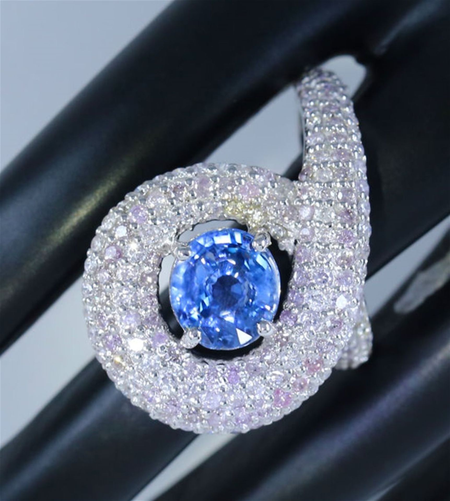 14 K / 585 Designer Blue Sapphire (IGI certified) and Pink Diamond Ring - Image 3 of 4