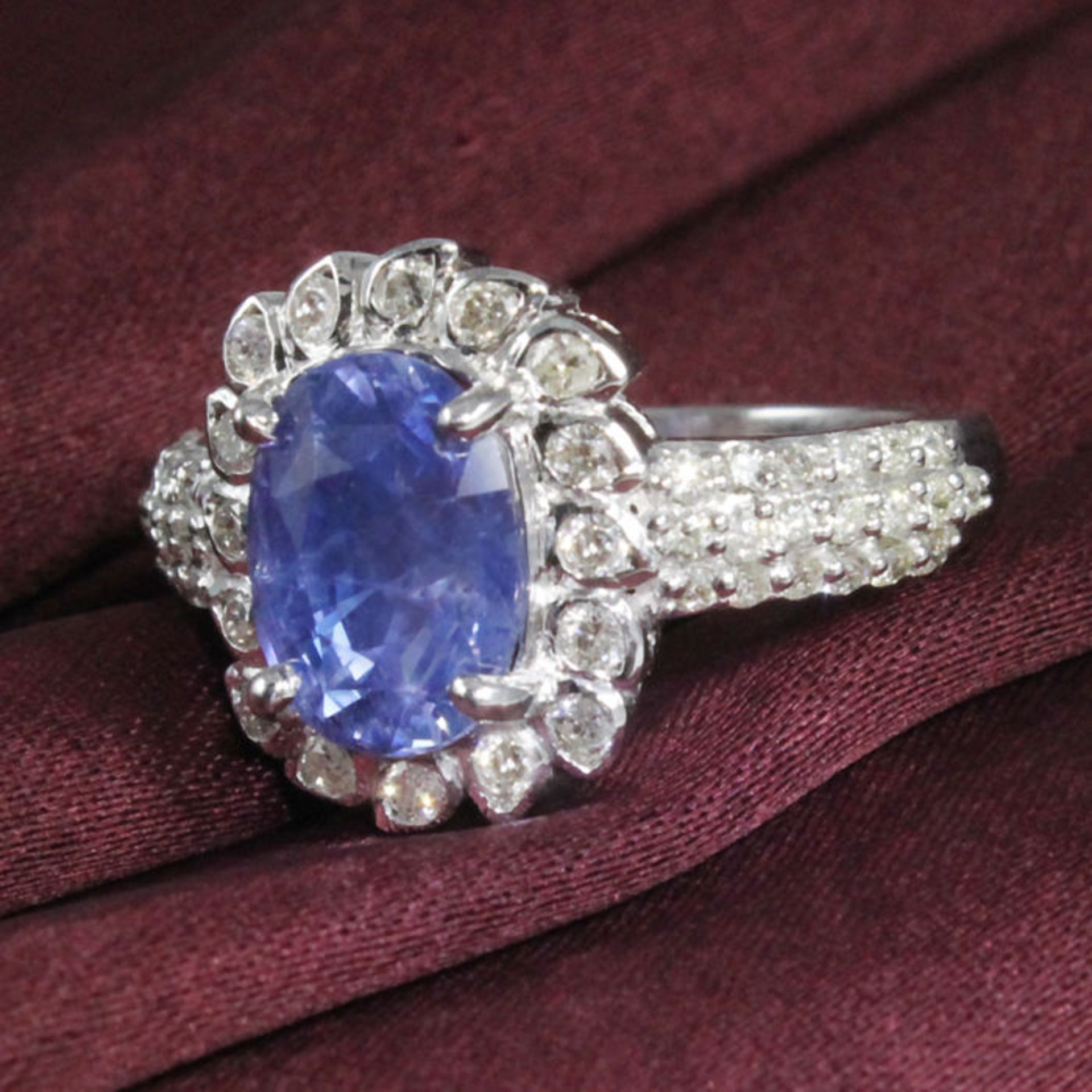 IGI Certified 14 K Very Exclusive Designer White Gold Blue Sapphire and Diamond Ring - Image 6 of 7