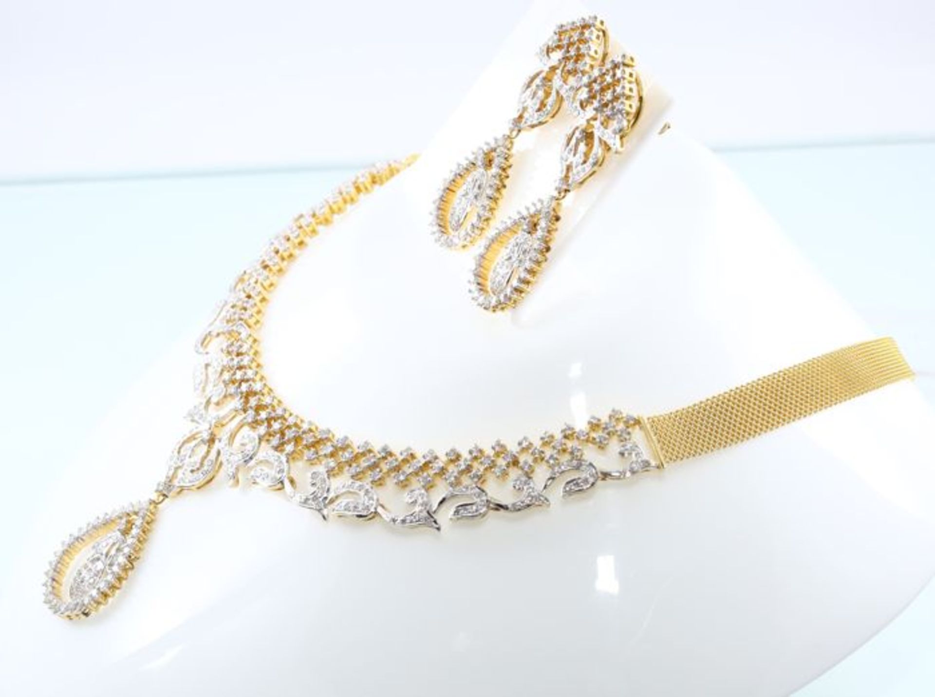 IGI Certified Large Yellow Gold Diamond Necklace with Chandelier Earrings - Image 6 of 9