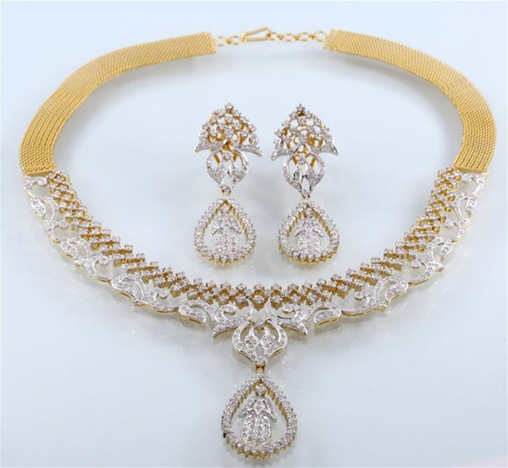 IGI Certified Large Yellow Gold Diamond Necklace with Chandelier Earrings - Image 3 of 9