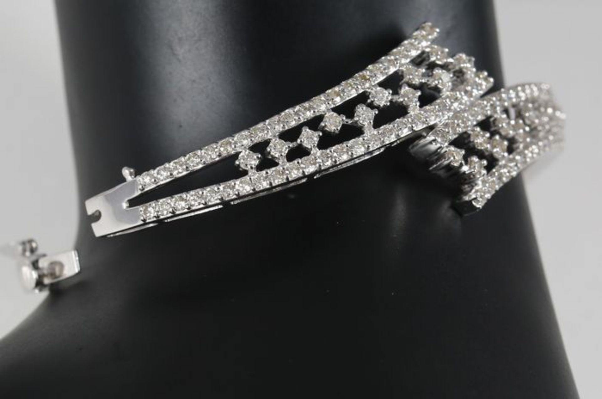 IGI Certified 14 K / 585 White Gold Designer Diamond Bracelet - Image 5 of 9