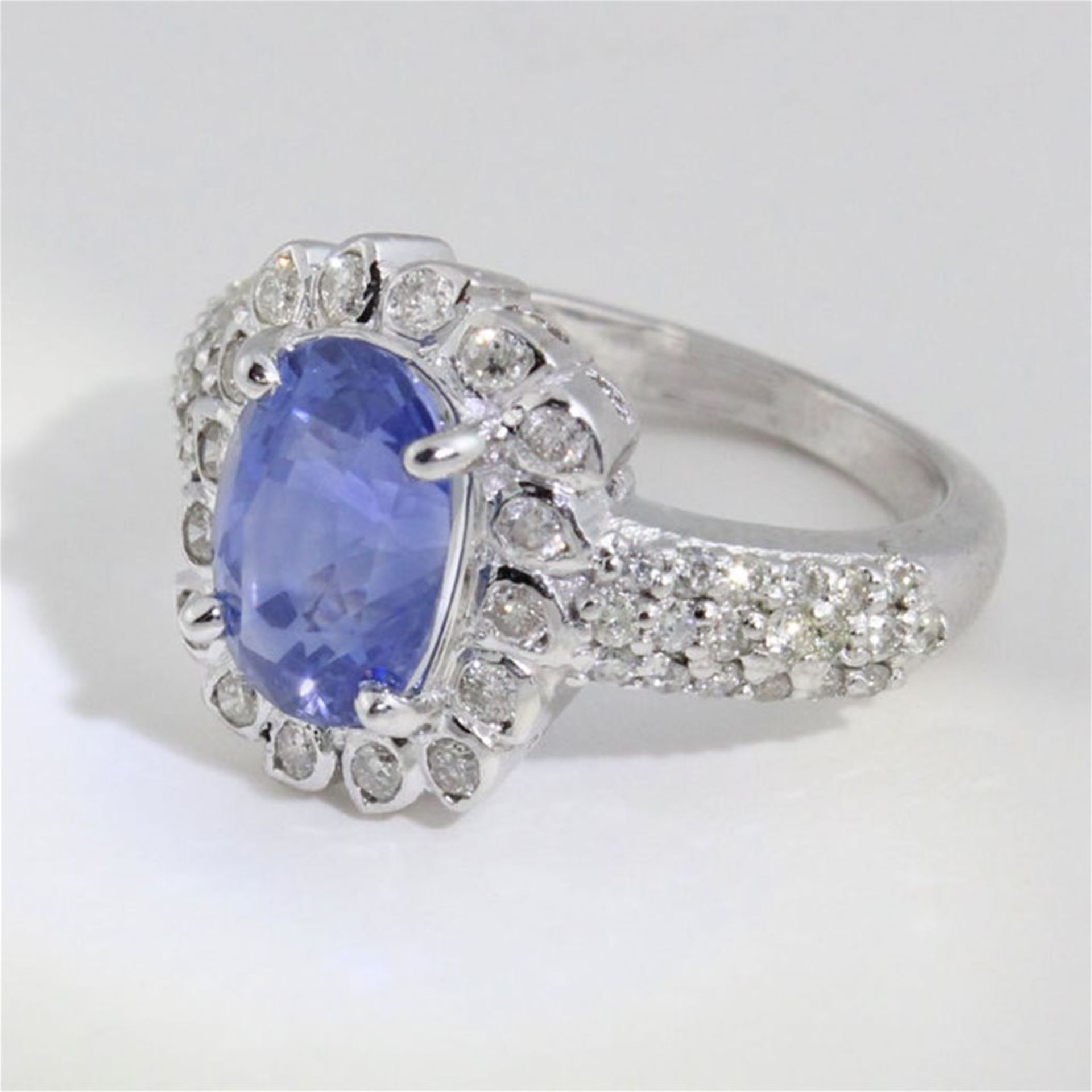 IGI Certified 14 K Very Exclusive Designer White Gold Blue Sapphire and Diamond Ring - Image 2 of 7