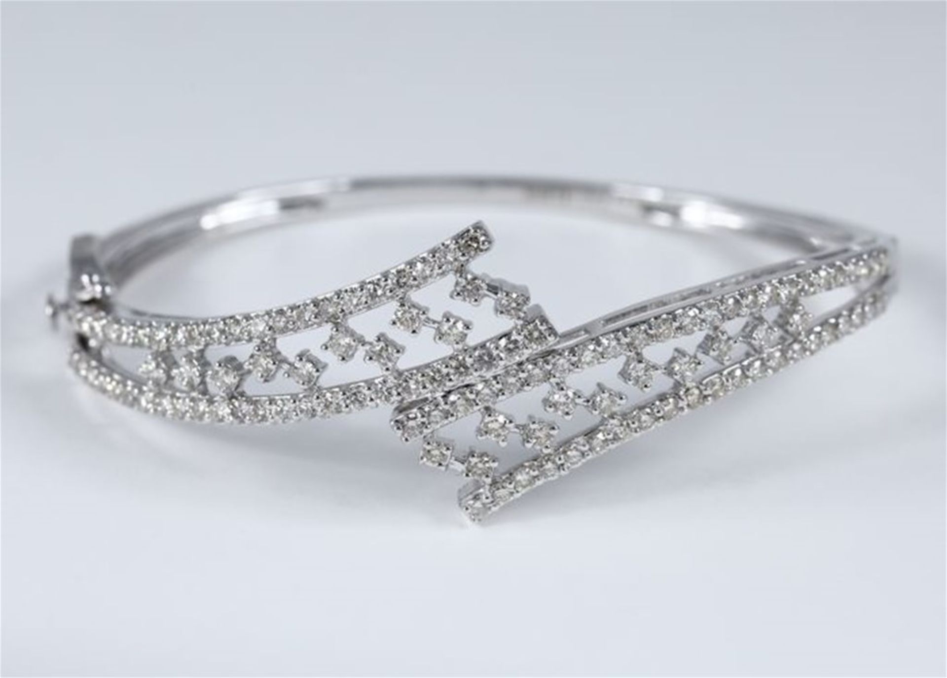 IGI Certified 14 K / 585 White Gold Designer Diamond Bracelet