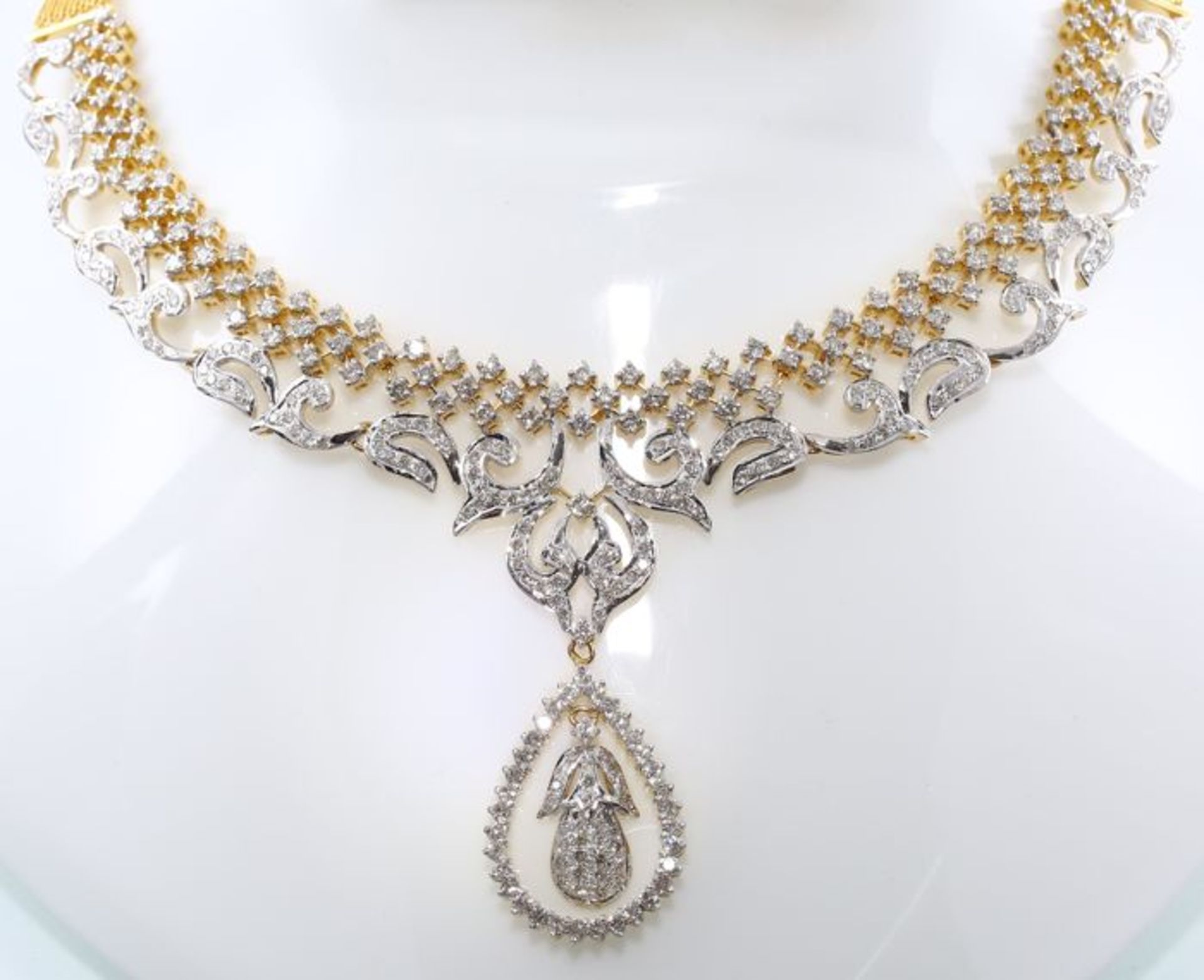 IGI Certified Large Yellow Gold Diamond Necklace with Chandelier Earrings - Image 7 of 9