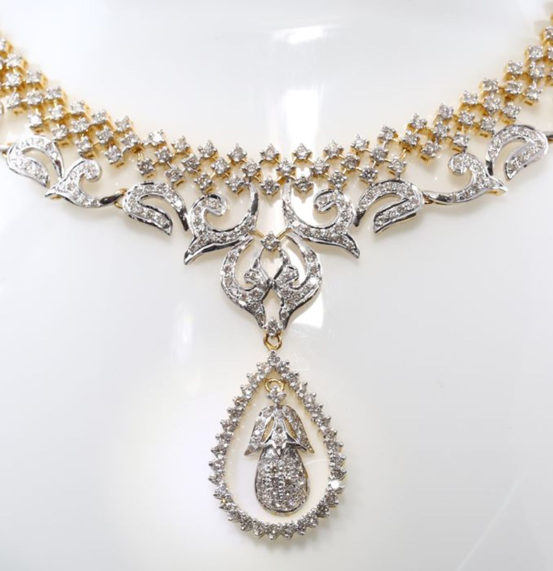 IGI Certified Large Yellow Gold Diamond Necklace with Chandelier Earrings - Image 5 of 9