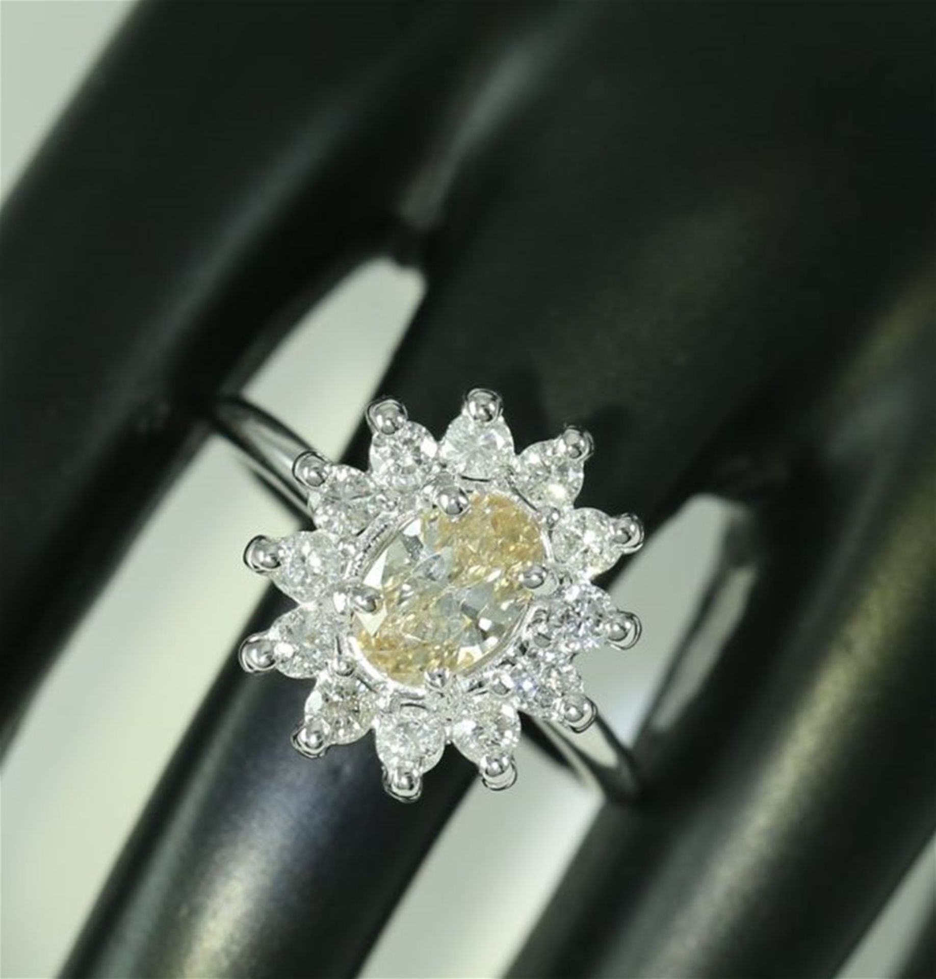 IGI Certified 14 K / 585 Very Exclusive White Gold and Diamond Ring - Image 3 of 10