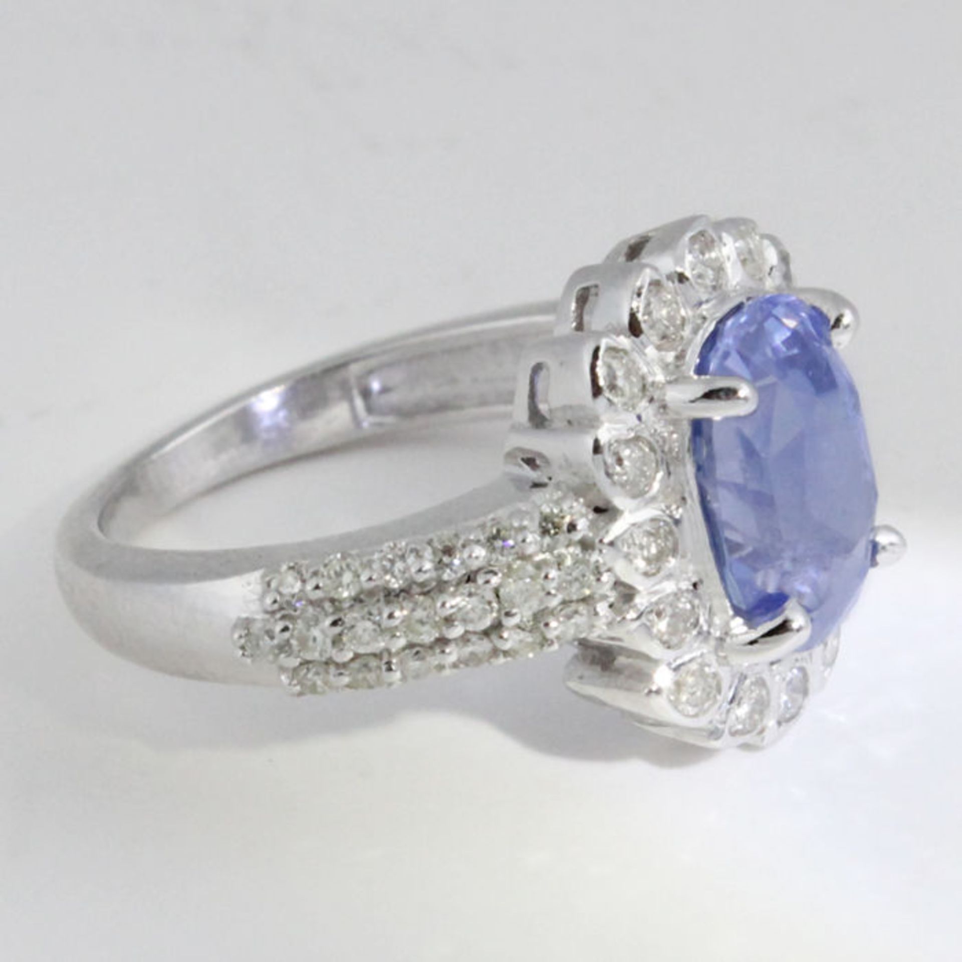 IGI Certified 14 K Very Exclusive Designer White Gold Blue Sapphire and Diamond Ring - Image 5 of 7
