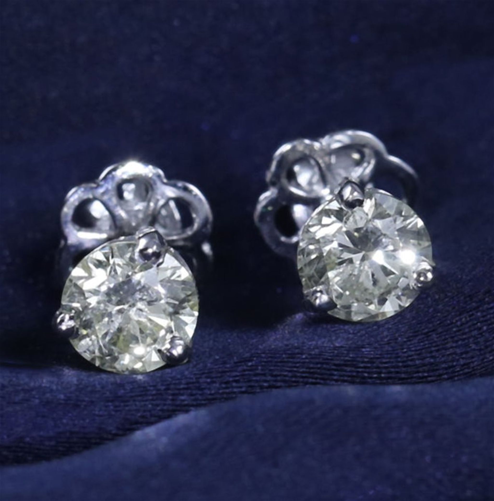 14 K / 585 White Gold Solitaire Diamond Earrings