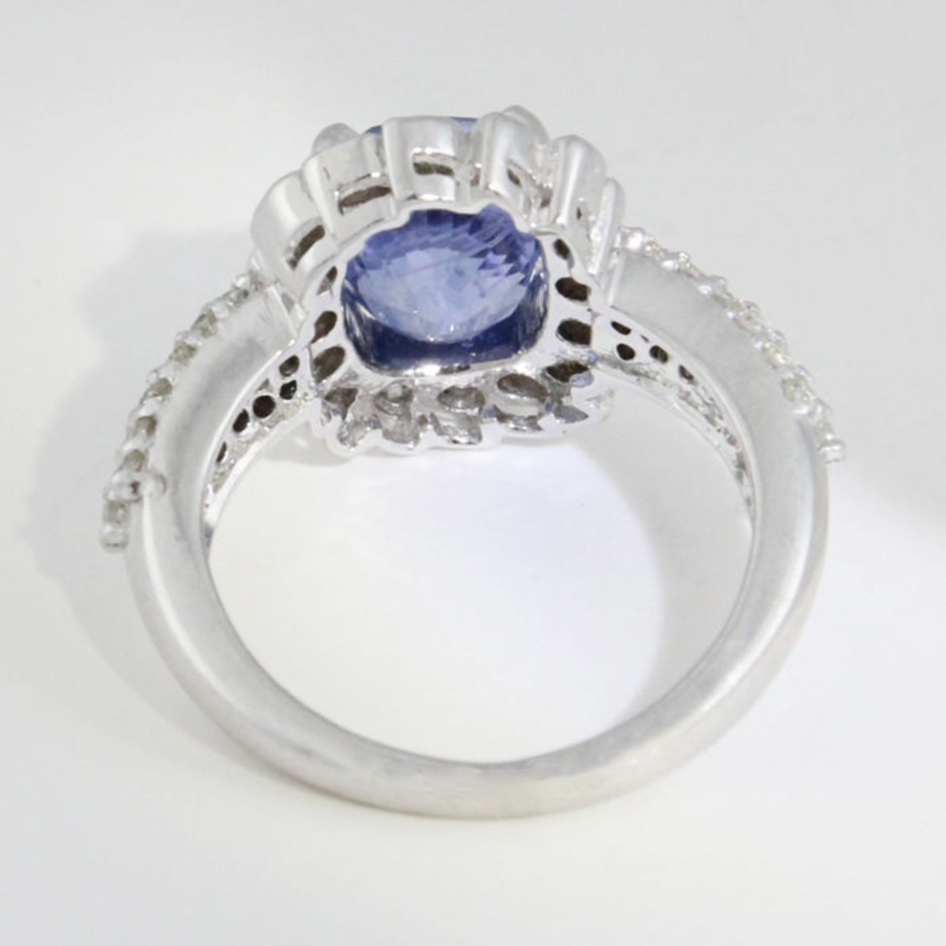 IGI Certified 14 K Very Exclusive Designer White Gold Blue Sapphire and Diamond Ring - Image 7 of 7