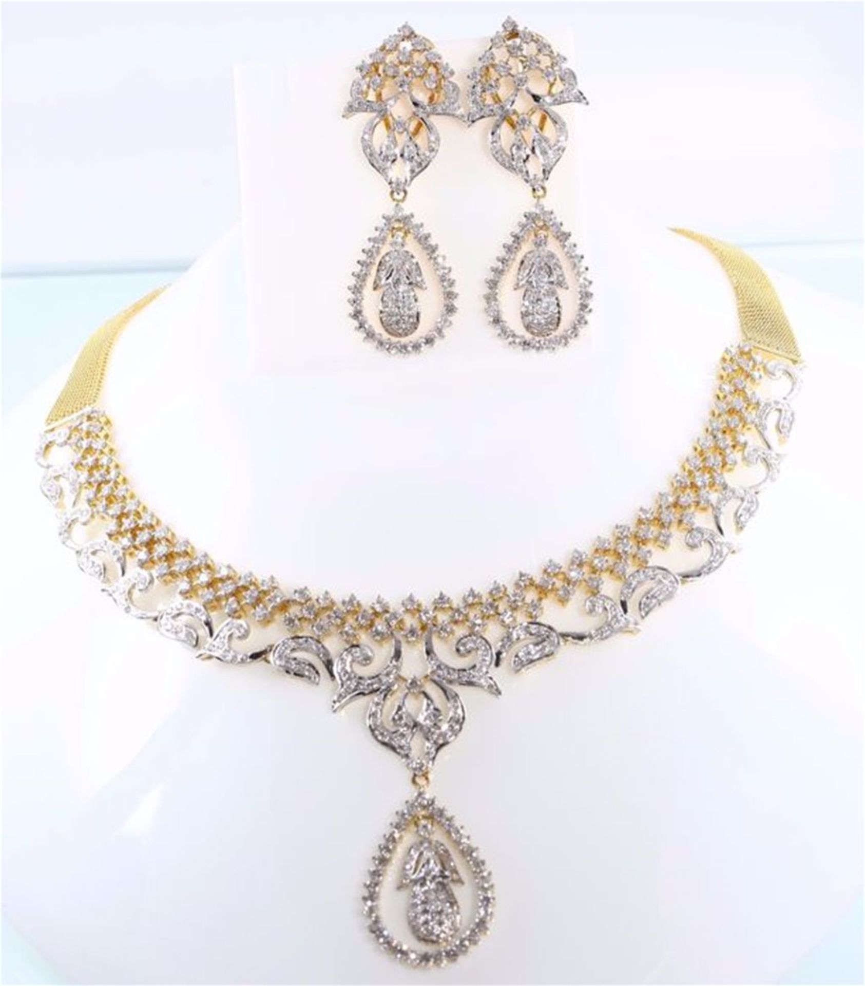 IGI Certified Large Yellow Gold Diamond Necklace with Chandelier Earrings
