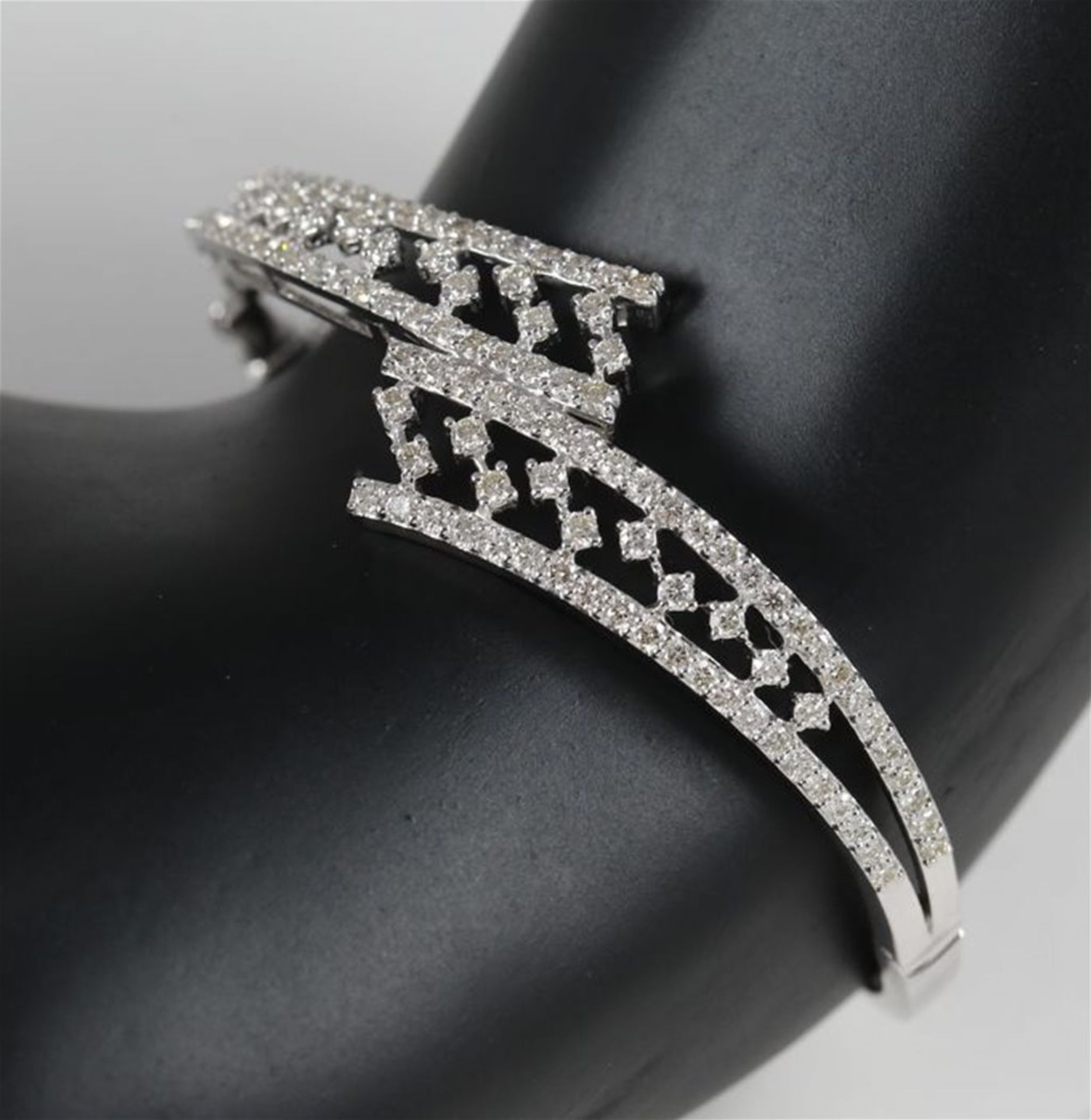 IGI Certified 14 K / 585 White Gold Designer Diamond Bracelet - Image 3 of 9