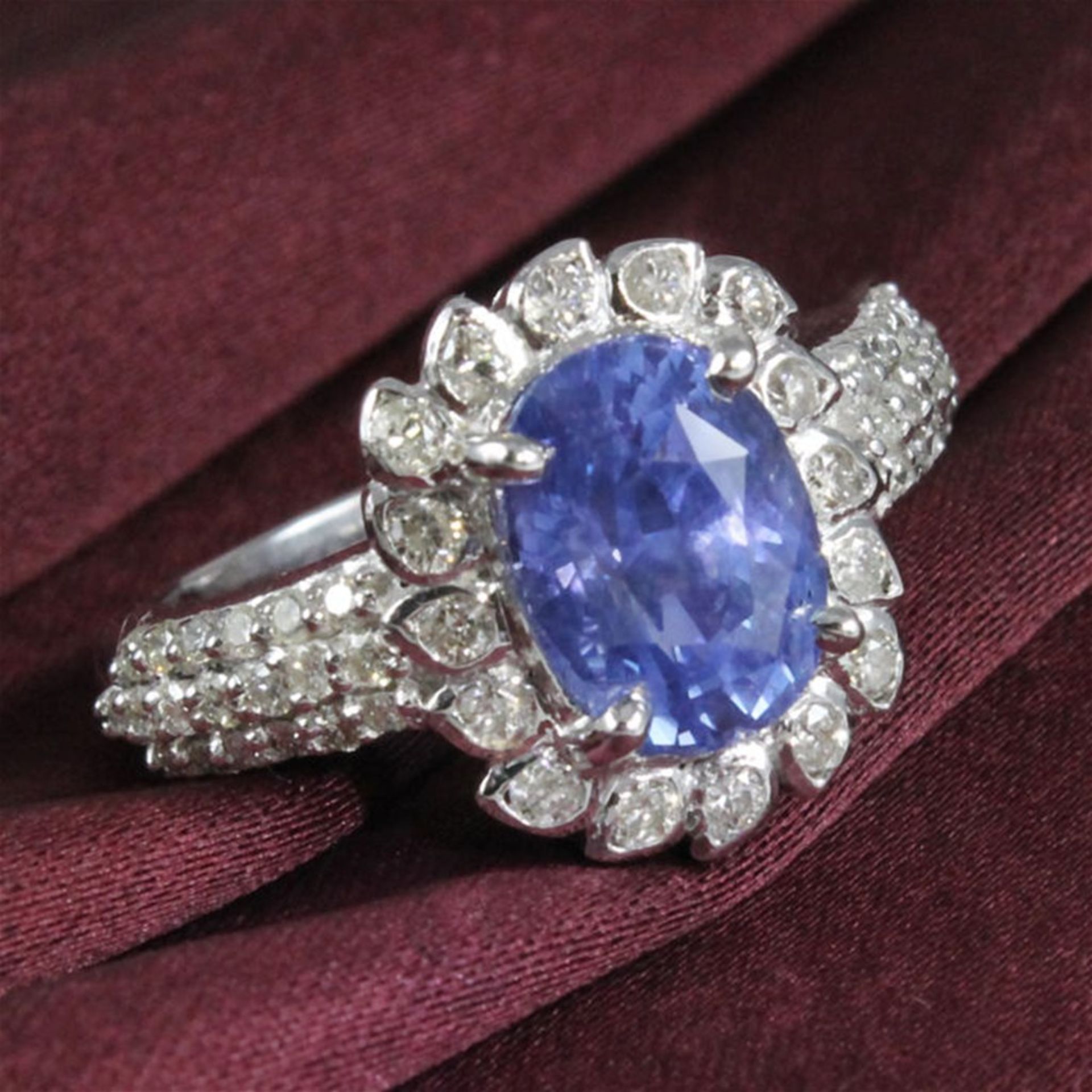 IGI Certified 14 K Very Exclusive Designer White Gold Blue Sapphire and Diamond Ring - Image 3 of 7