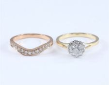 18 K / 750 Yellow Gold and Rose Gold Set of 2 Solitaire Diamond Ring with side Diamonds