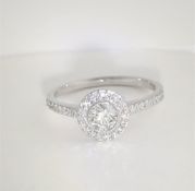 14 K / 585 White Gold Solitaire Diamond Ring with Side Diamonds