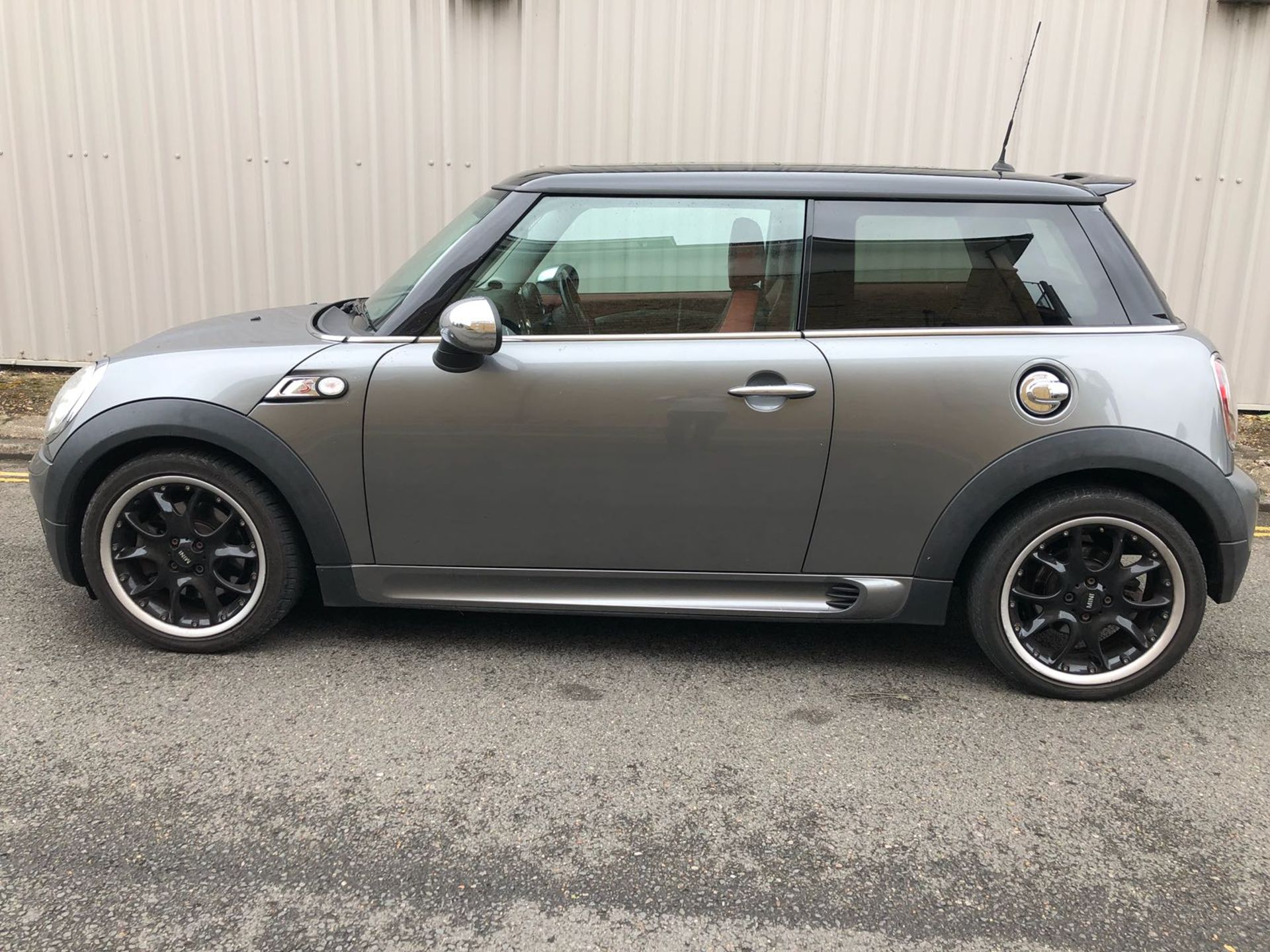 MINI COOPER S JOHN WORKS. 2009/09. 79,000 miles. Full history with 9 stamps in the book. - Bild 5 aus 19
