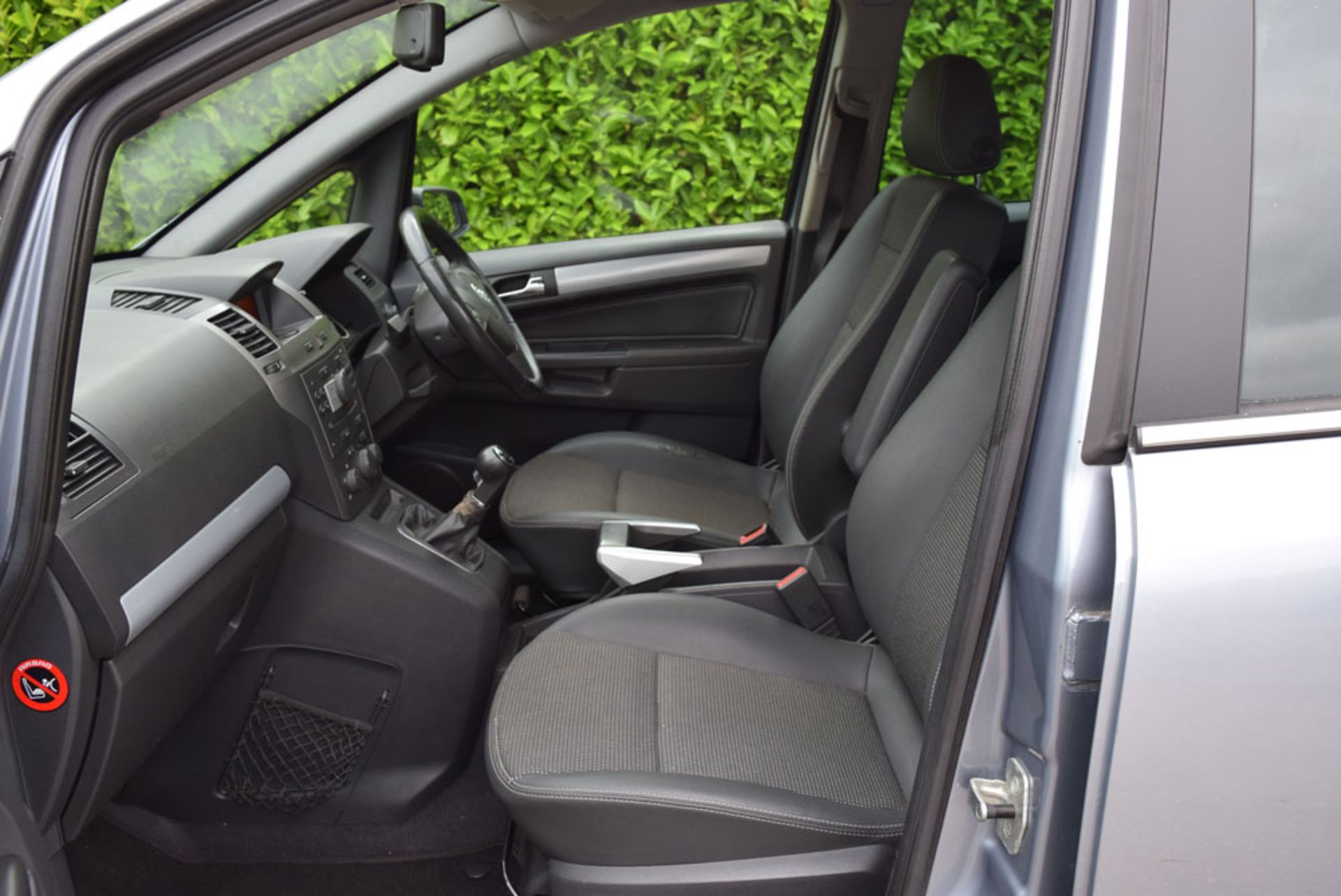 2007 Vauxhall Zafira Design 2.0L 16V Turbo 7 Seat MPV - No VAT on hammer - Image 8 of 10