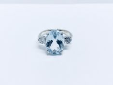 18ct white gold Blue topaz diamond ring,6ct Blue topaz (treated) 0.60ct diamonds(2x0.30ct) si2 I