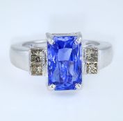14 K / 585 White Gold Very Exclusive Designer Blue Sapphire (GIA certified) and Diamond Ring