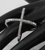 14 K / 585 White Gold Crisscross Diamond Ring