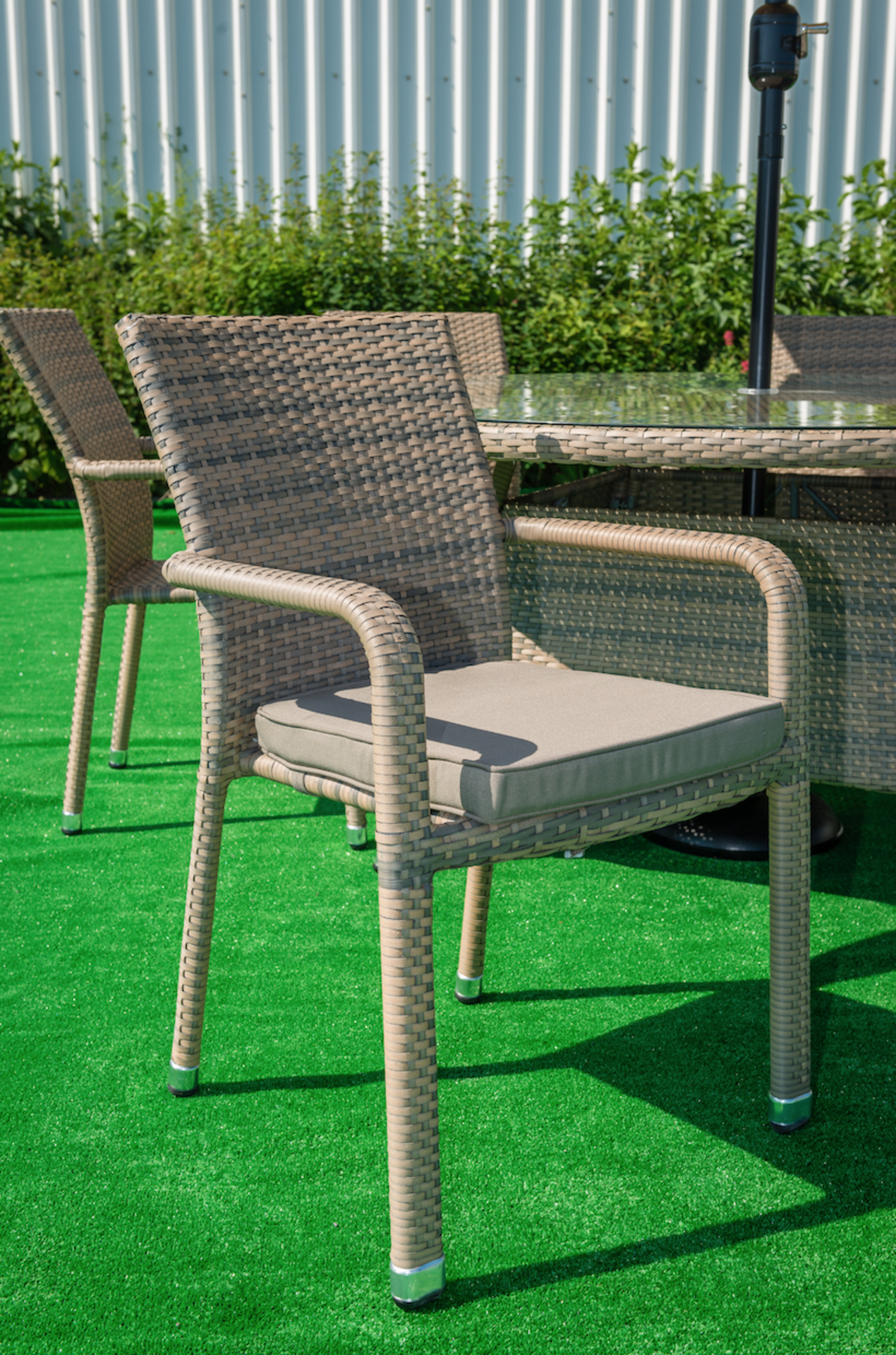 Edinburgh Round Rattan Dining Set with 6 Chairs Description. The Edinburgh rattan dining set in - Image 2 of 2