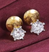 IGI certified 18 K / 750 Yellow Gold Solitaire Diamond Earrings