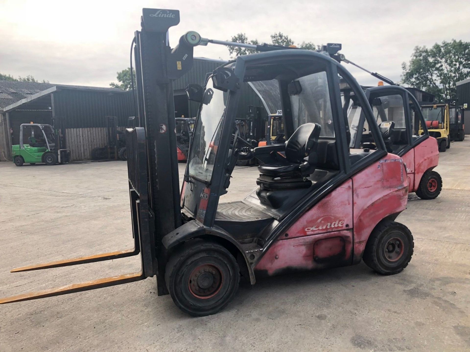 LINDE H30D DIESEL FORK LIFT, DUPLEX MAST, SIDE SHIFT, YEAR 2005 - Image 2 of 6