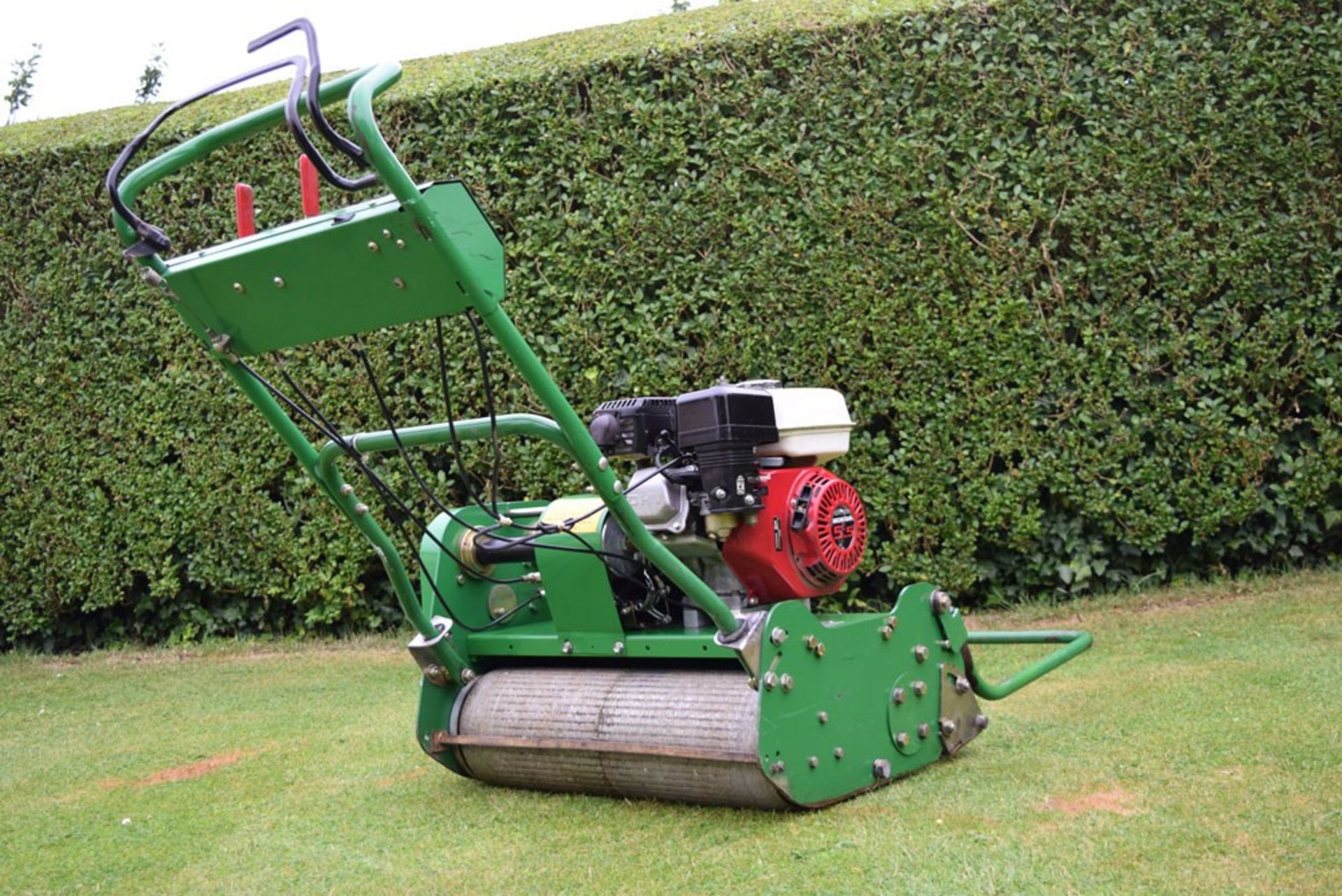2004 Dennis G560 5 Blade Cylinder Mower With Grass Box - Image 9 of 12