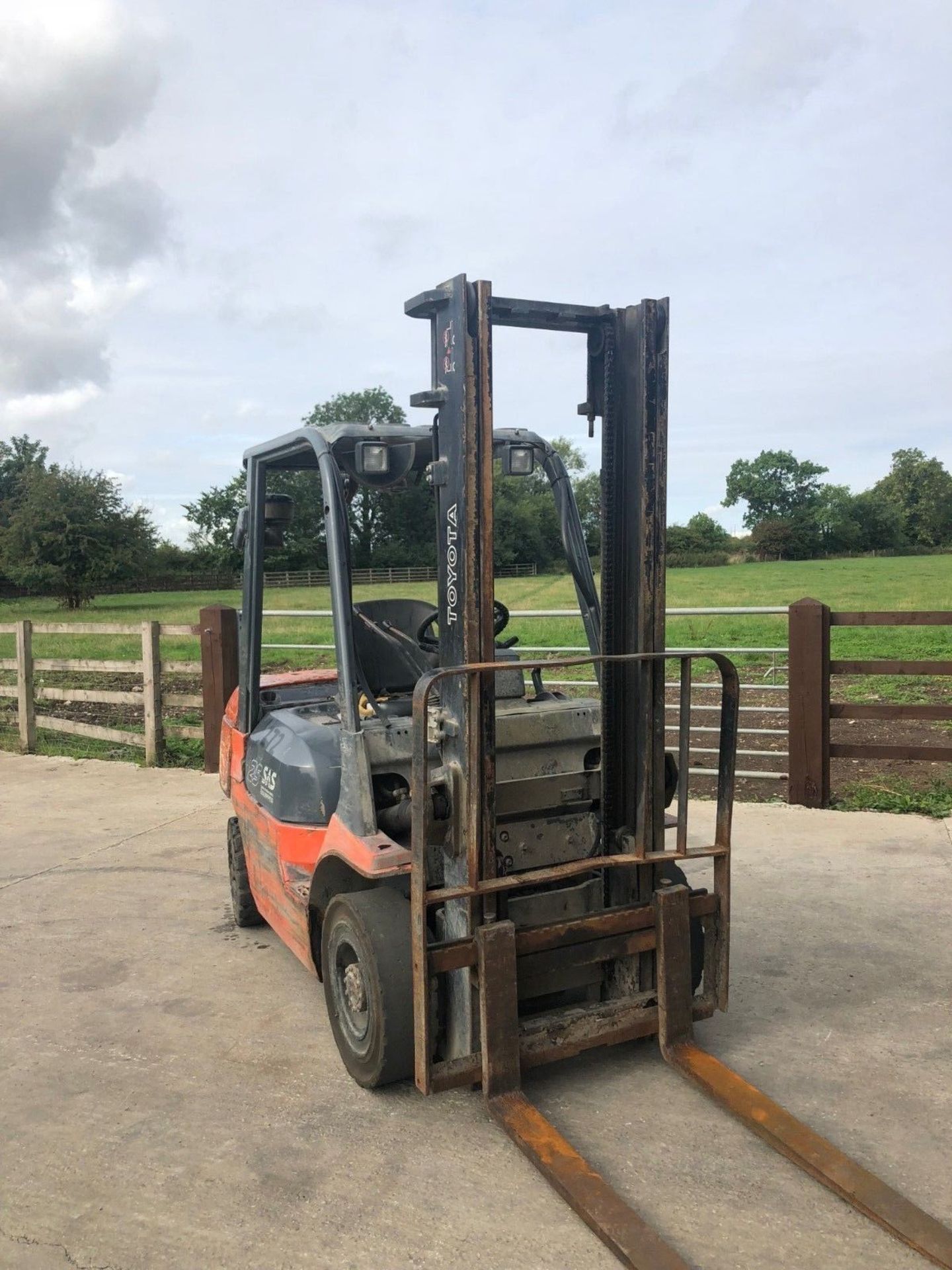 TOYOTA 62-7FDF25, DIESEL FORK LIFT, DUPLEX MAST, SIDE SHIFT, YEAR 2006 - Image 2 of 6