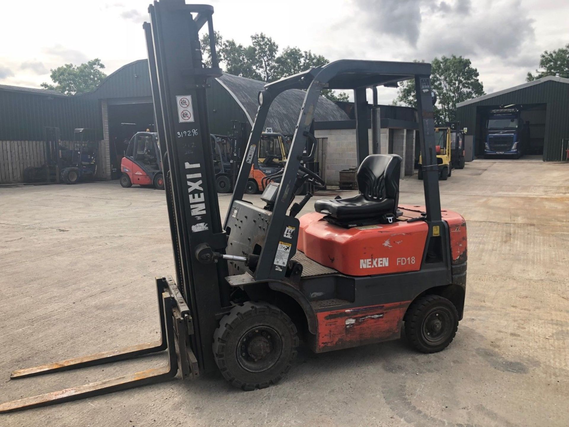 NEXEN FD18, DIESEL FORK LIFT, TRIPLE MAST, SIDE SHIFT, 1800KG, YEAR 2010 - Image 2 of 5