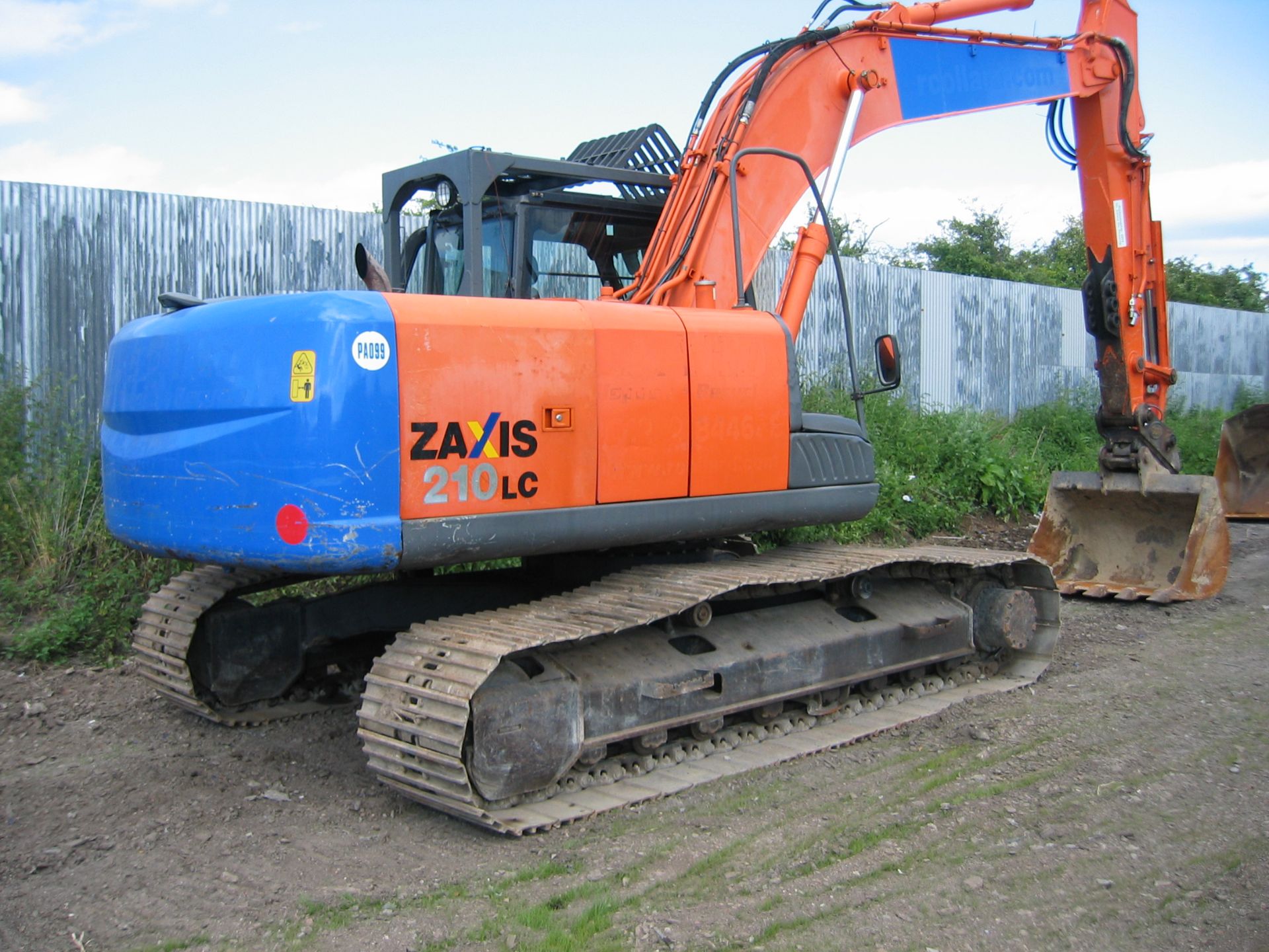 Hitachi ZX210LC-3 2010 , Tracked Excavator - Image 8 of 9