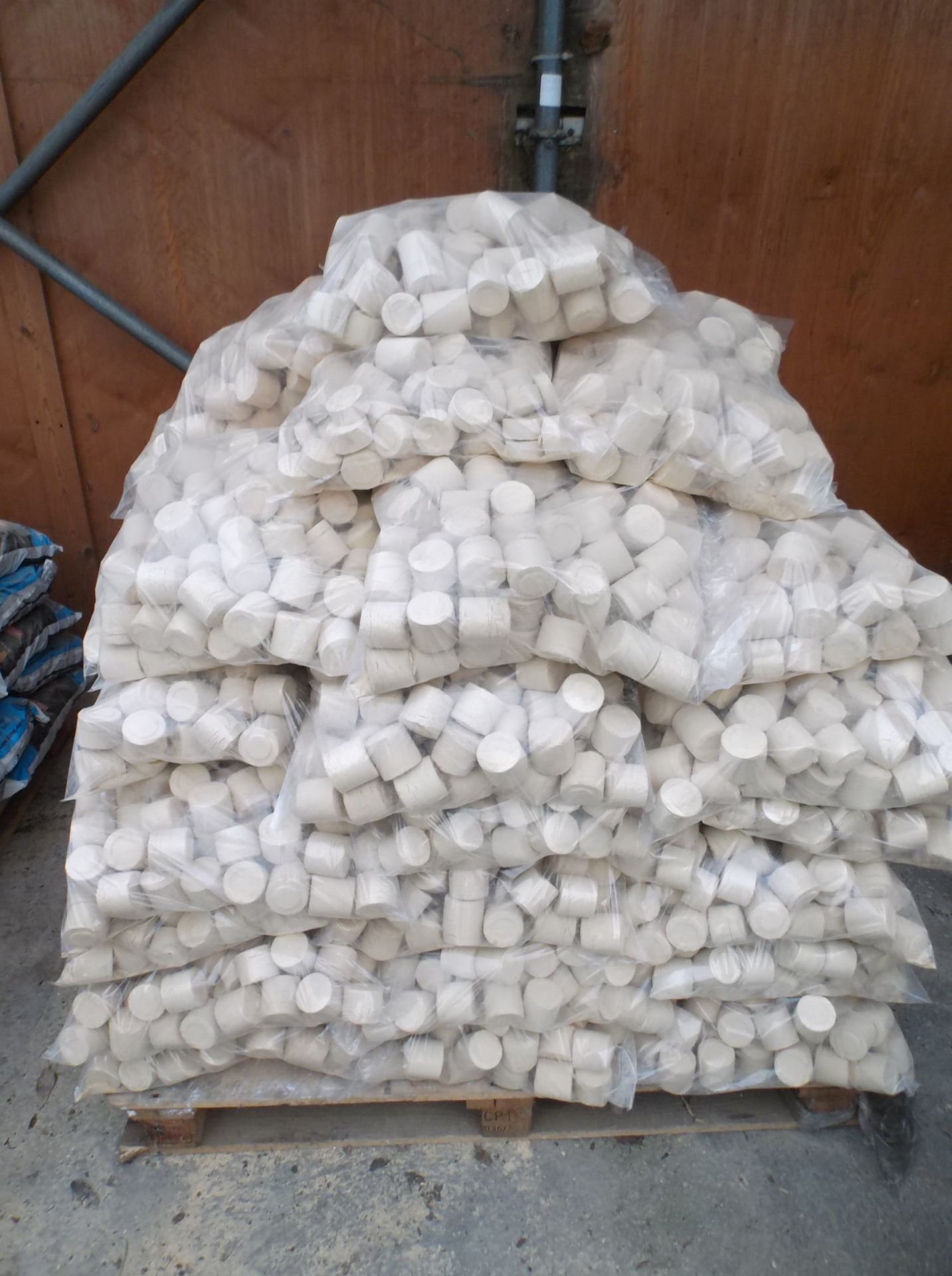 Approx 150 X 8Kg Bags Of Eco Hardwood Briquettes / Heat Logs Eco Stoves Fuel For Aga - Image 4 of 4