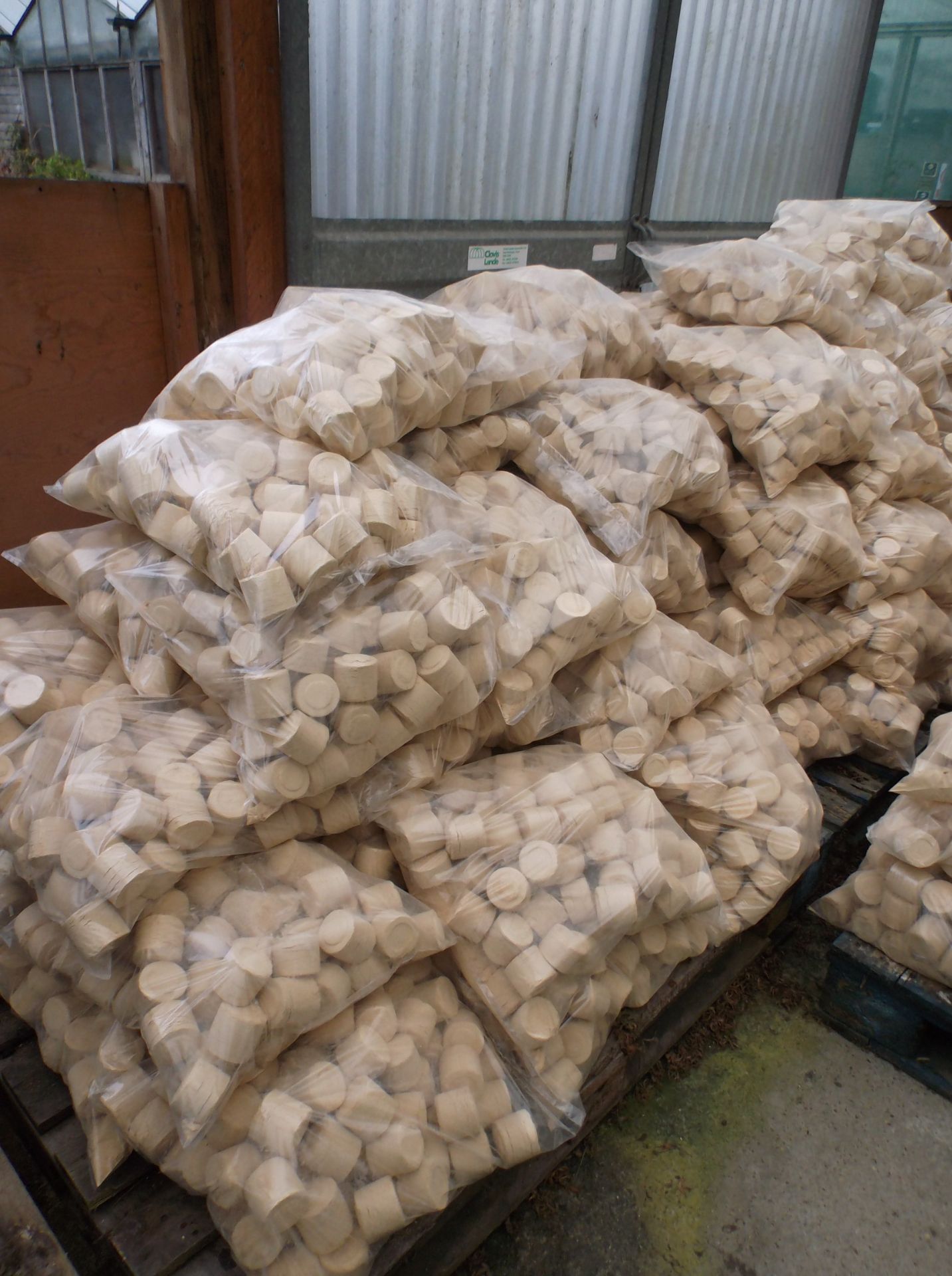 Approx 150 X 8Kg Bags Of Eco Hardwood Briquettes / Heat Logs Eco Stoves Fuel For Aga