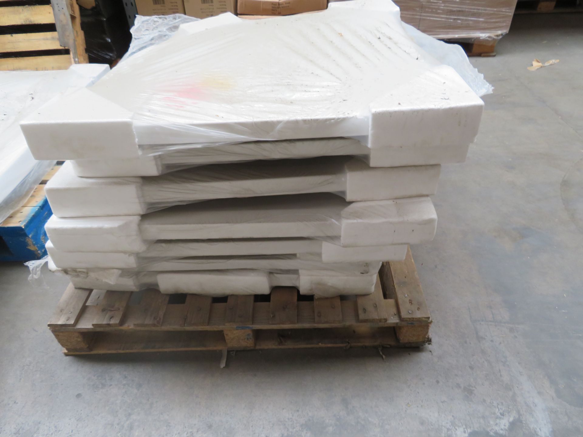 (C33) Pallet To Contain 7 X Brand New 900X800Mm Quadrant Lightweight Stone Resin Shower Trays. - Image 2 of 4