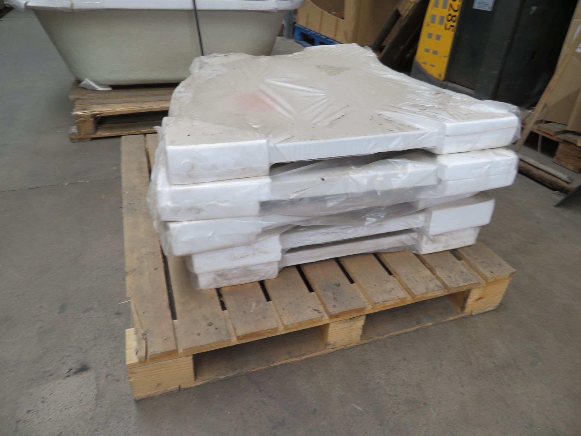 (C30) Pallet To Contain 5 X Brand New 900X760Mm Quadrant Lightweight Stone Resin Shower Trays. - Image 2 of 3