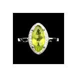 A Marvellous Natural Peridot Gemstone Ring - Clarity Vvs/If - Transparent - Gemstone Size 12mm x 6mm