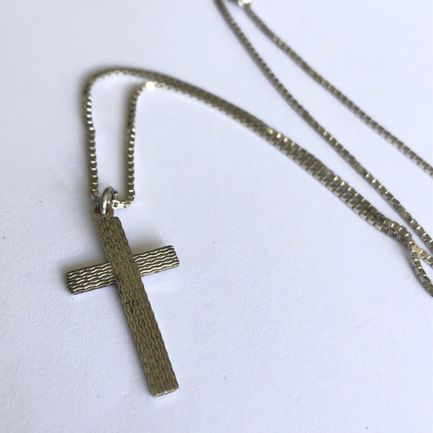 A vintage Silver cross pendant on a 16 inch 925 chain, boxed - Image 2 of 4