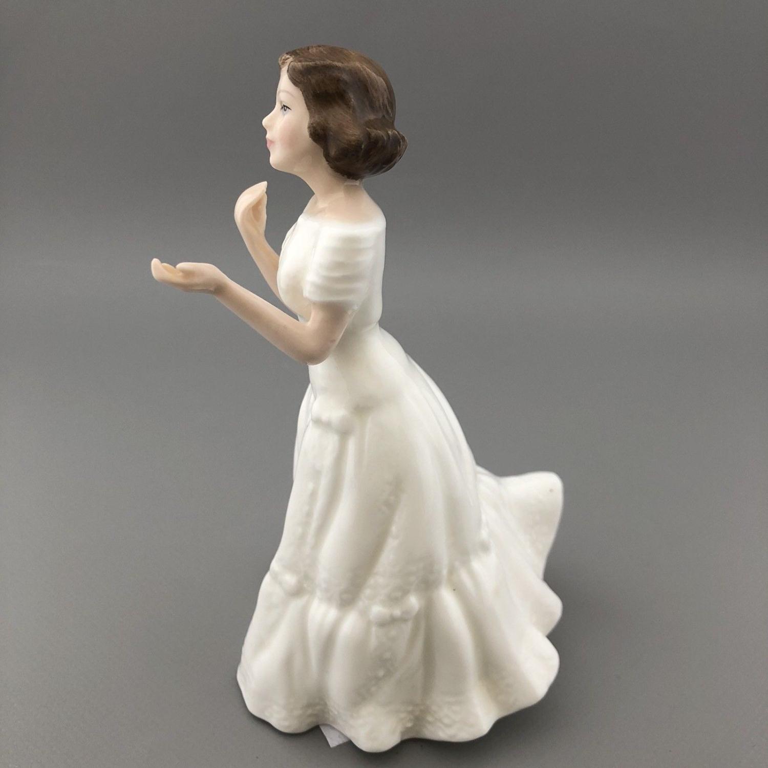 Royal Doulton Figurine "Welcome" Collectors Club HN3764 - Nada M Pedley 1995 - Image 5 of 6