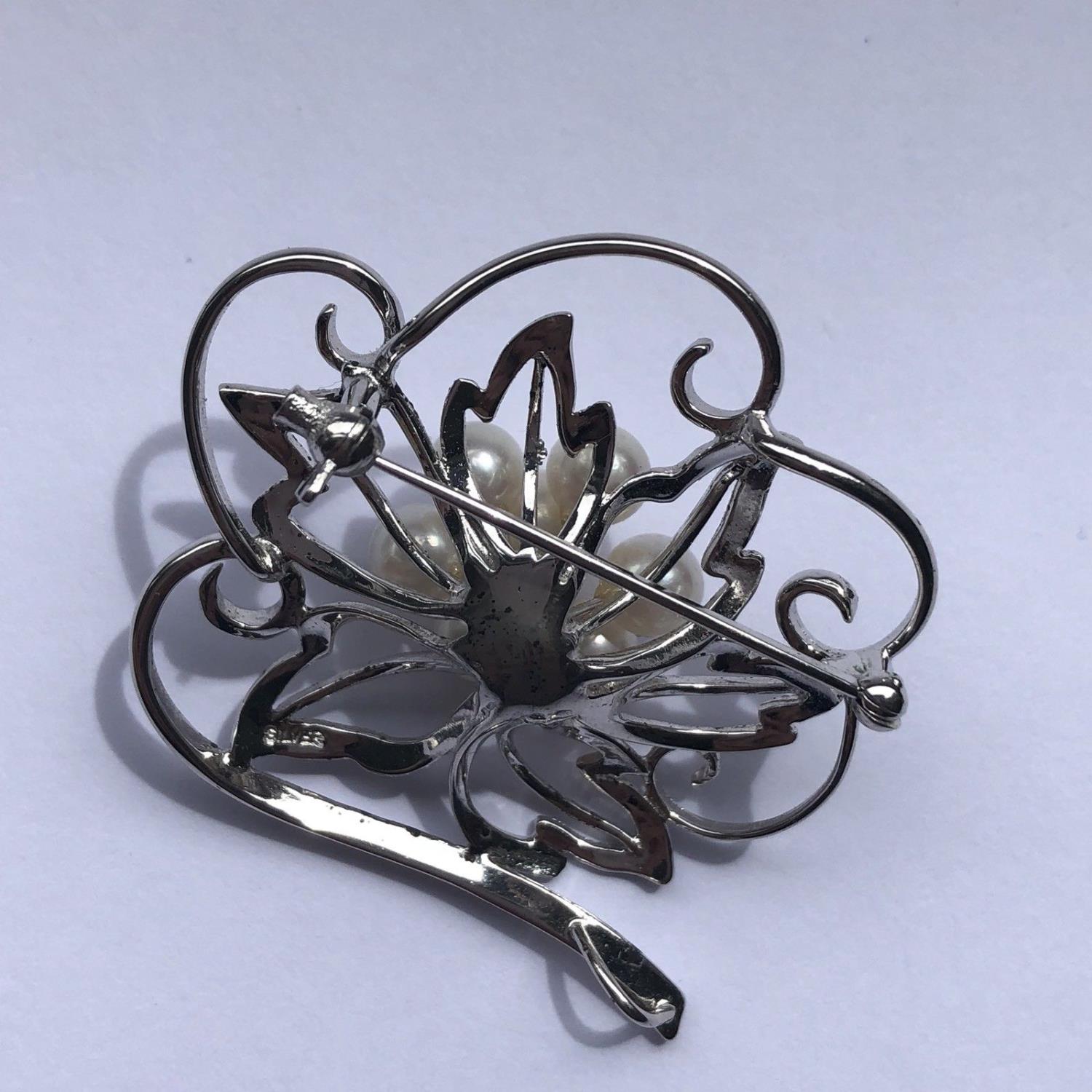 A pretty vintage brooch - solid silver - flower shape with faux pearl cluster - Image 2 of 3