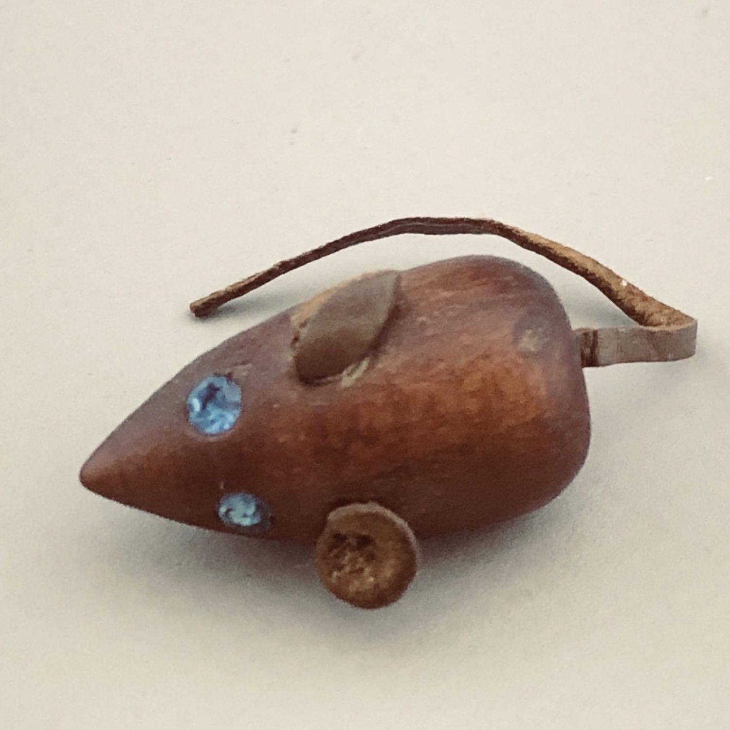 Vintage Carved Wood Nut and Leather Brooch Pin of a Mouse - Unusual! - Image 2 of 2