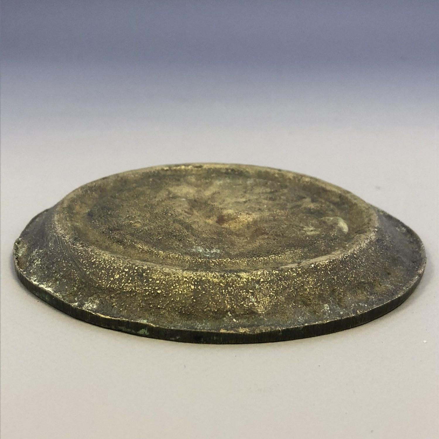 Cast yellow metal repousse small dish with the Goddess Hebe - Image 4 of 5