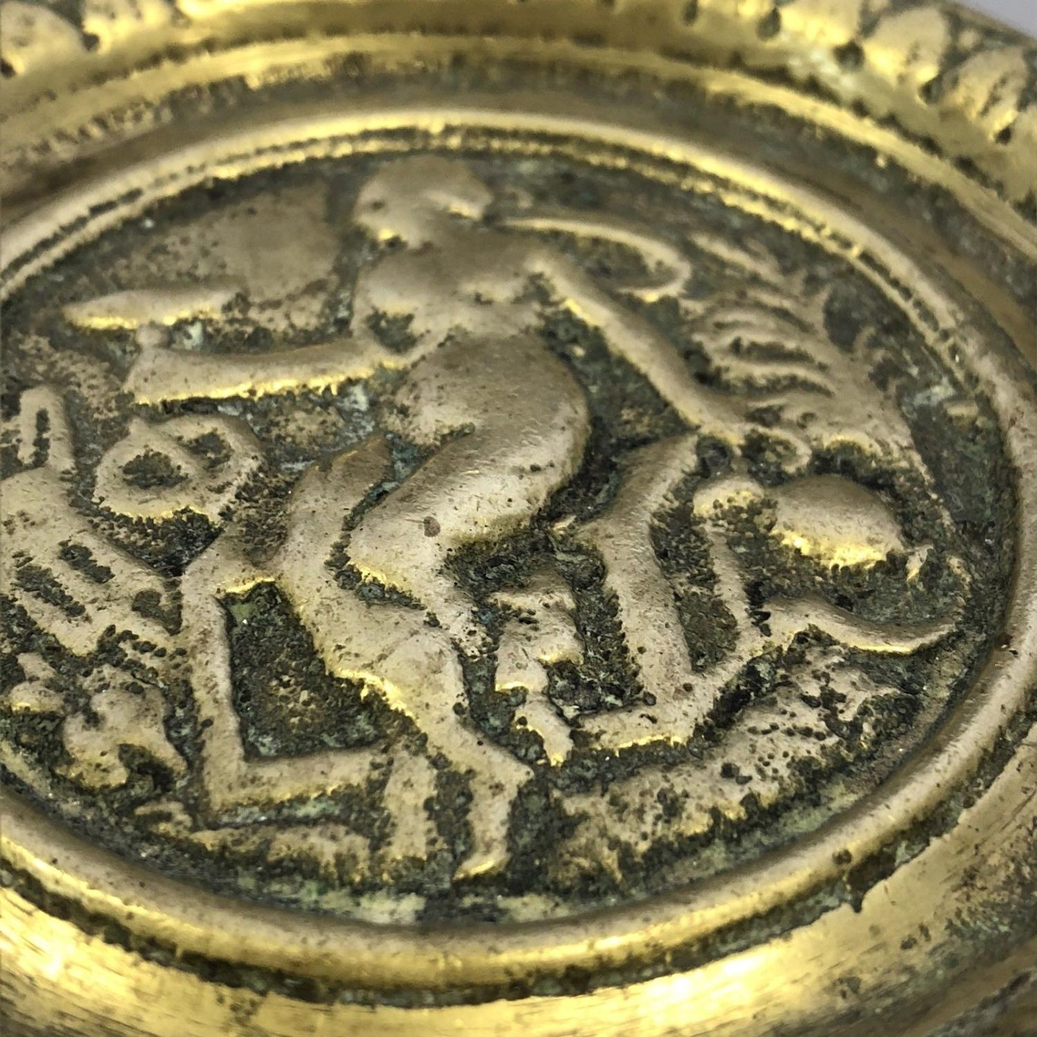 Cast yellow metal repousse small dish with the Goddess Hebe - Image 5 of 5